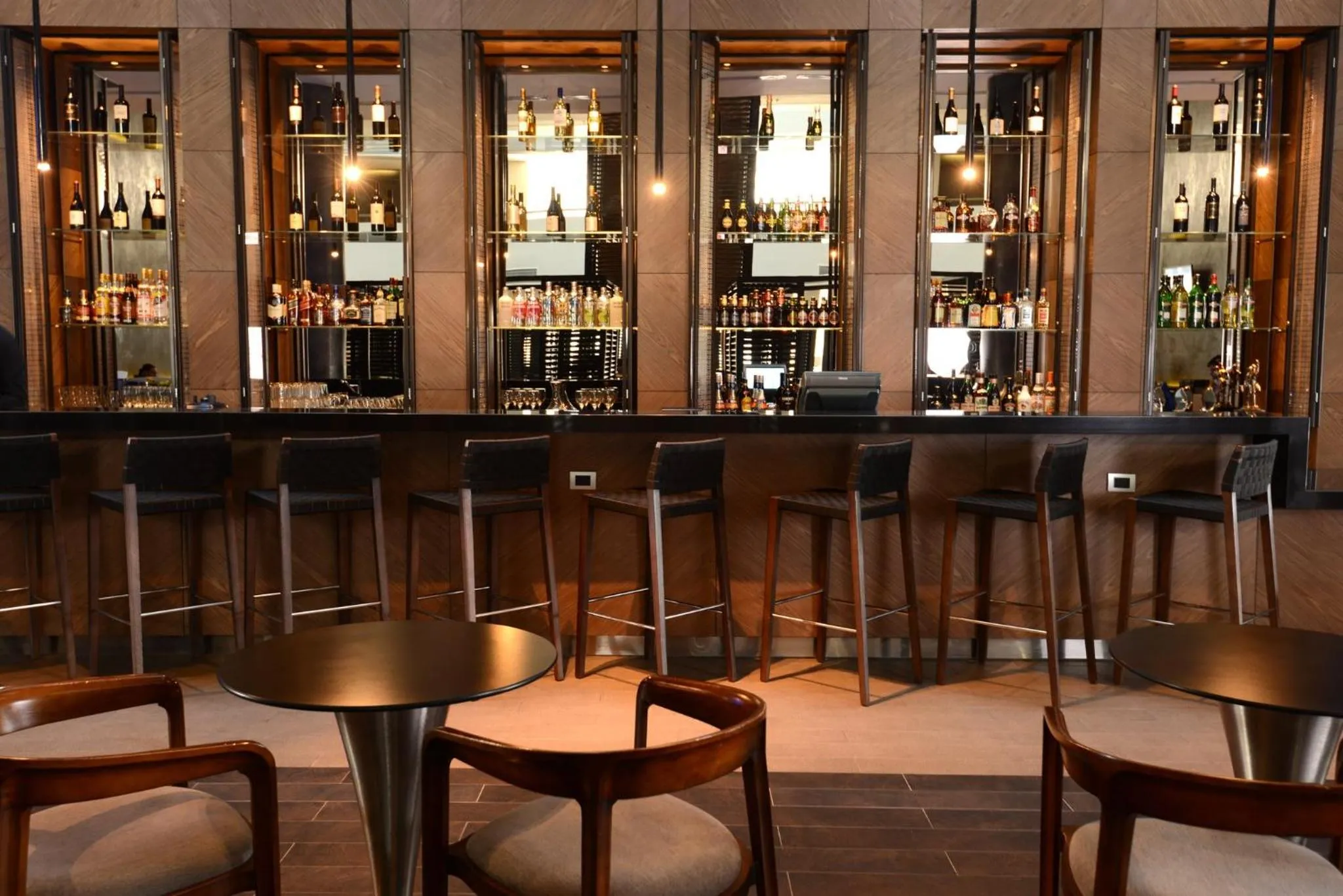 Lounge or bar in Holiday Inn Santiago - Airport Terminal by IHG