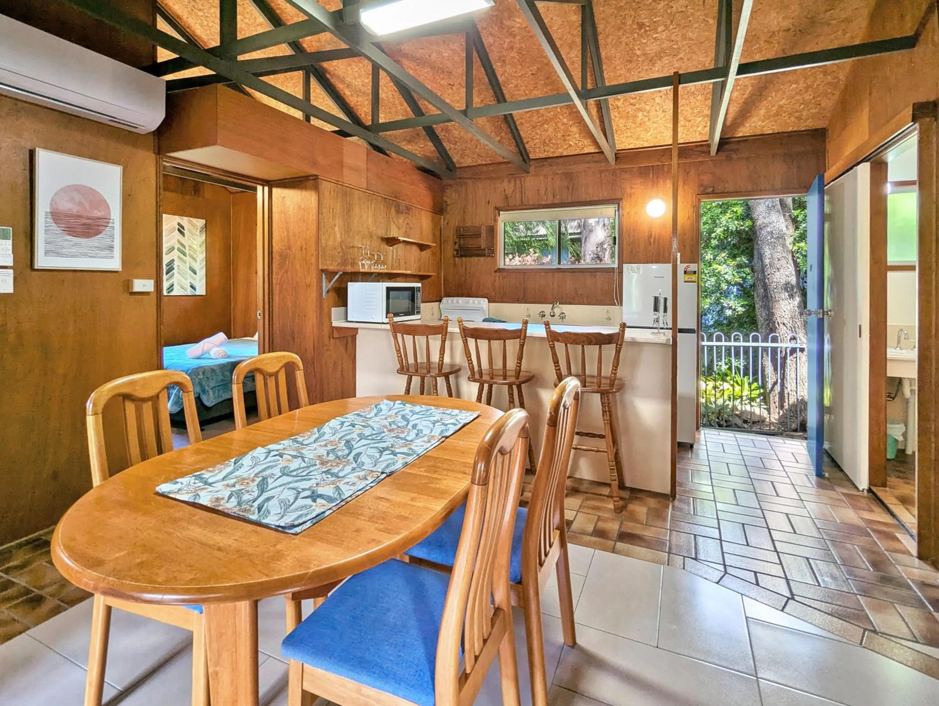 Dining area in Gumnut Glen Cabins