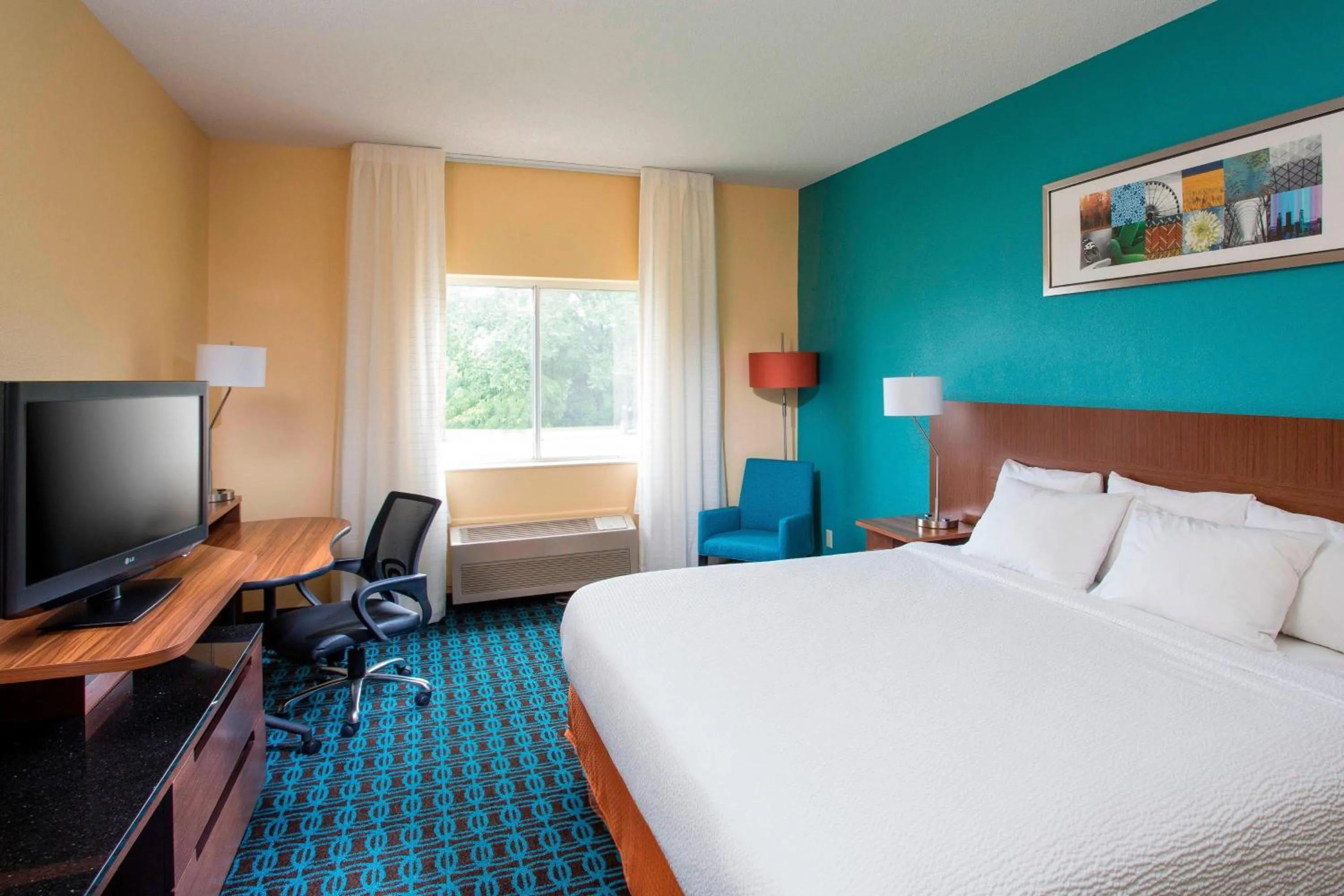 Photo of the whole room, Bed in Fairfield Inn & Suites by Marriott Quincy