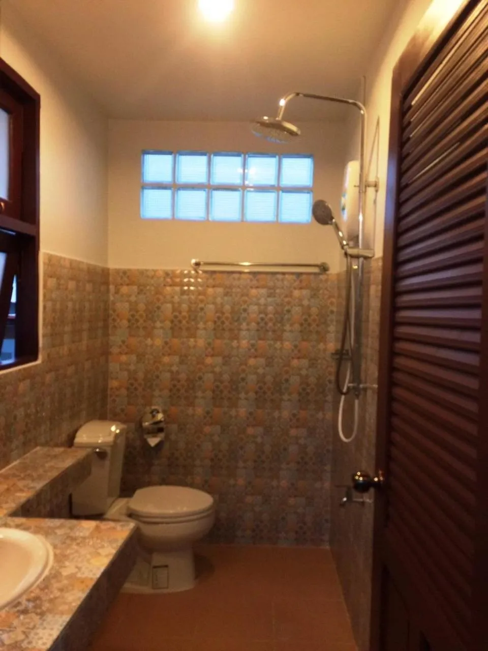 Shower in Chiangmai HomeTeL