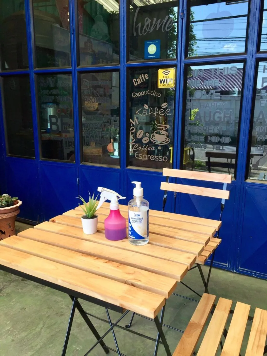 Restaurant/places to eat in Chiangmai HomeTeL