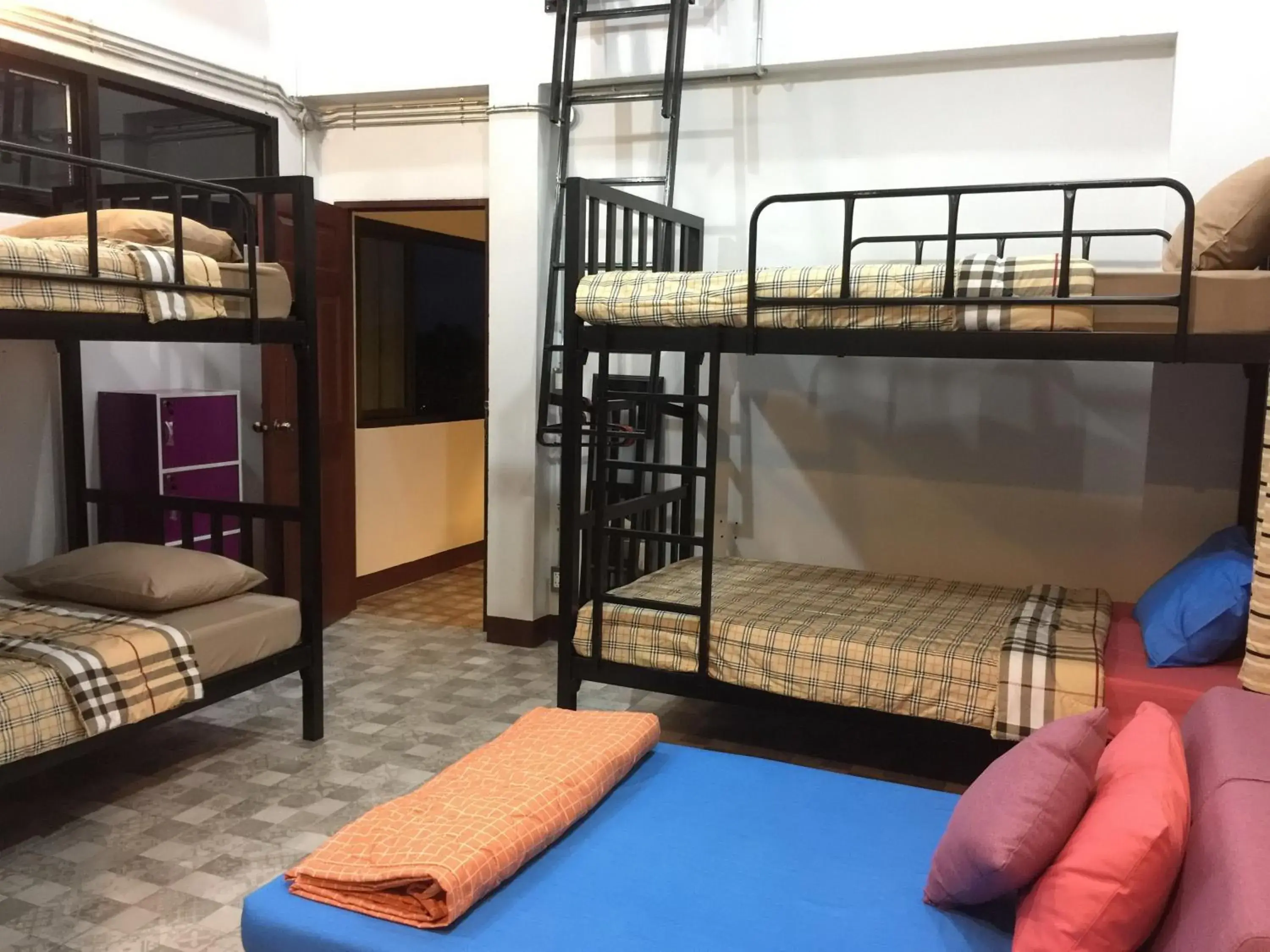 Quadruple Room with Private Bathroom in Chiangmai HomeTeL Quadruple Room with Private Bathroom in Chiangmai HomeTeL