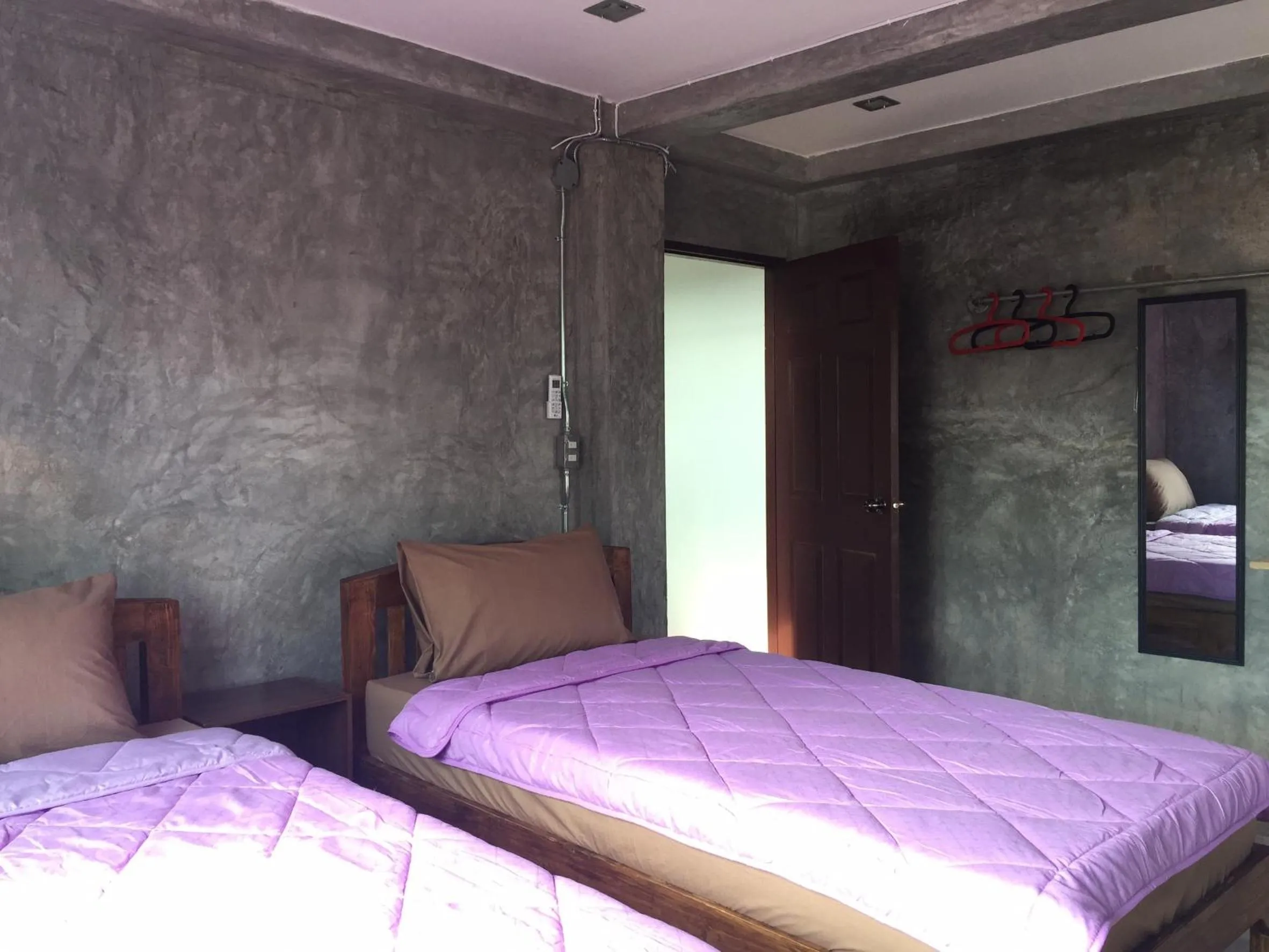 Photo of the whole room, Bed in Chiangmai HomeTeL
