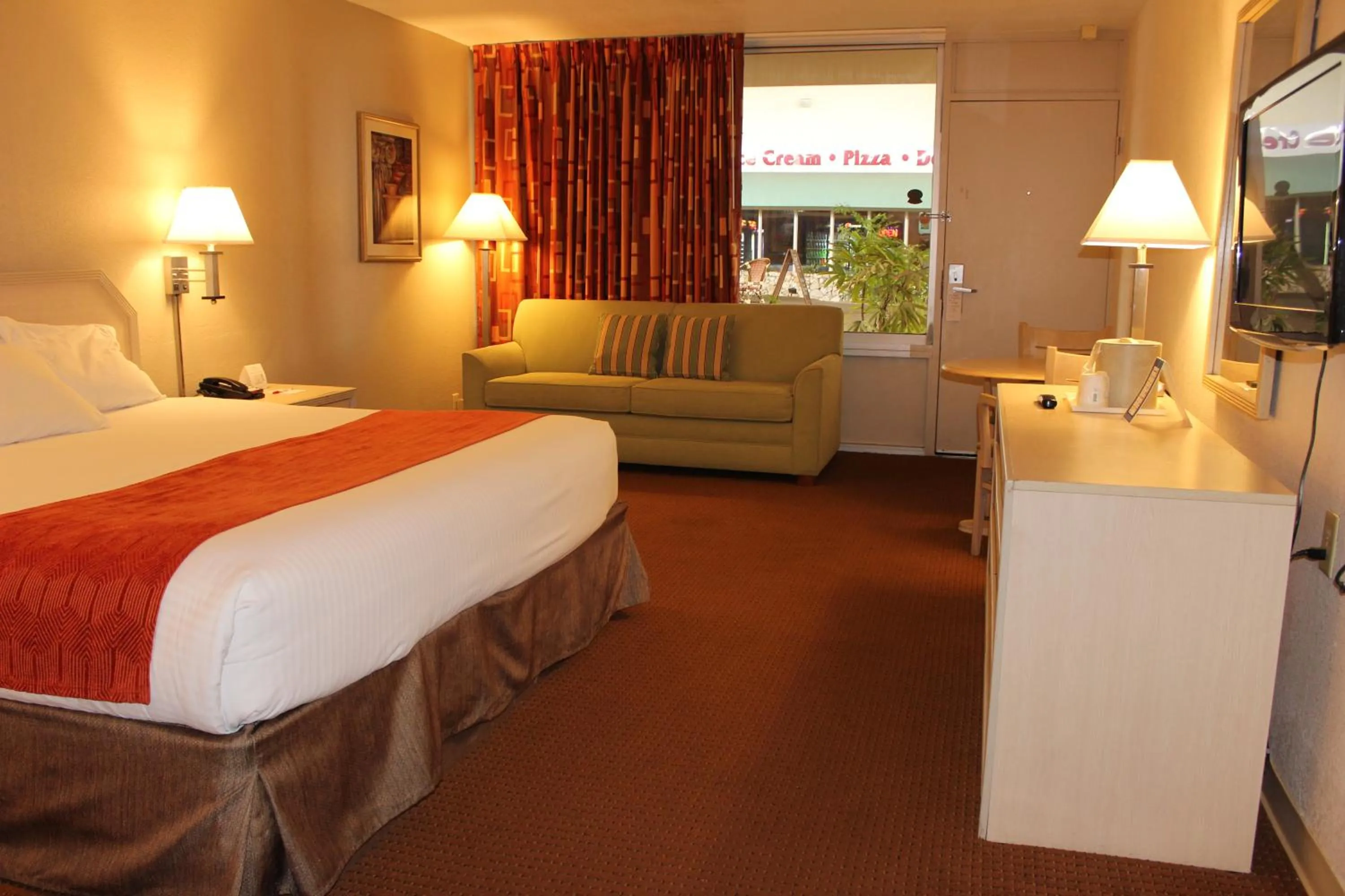 Bed in Ramada by Wyndham Kissimmee Gateway - Free Theme Park Shuttle