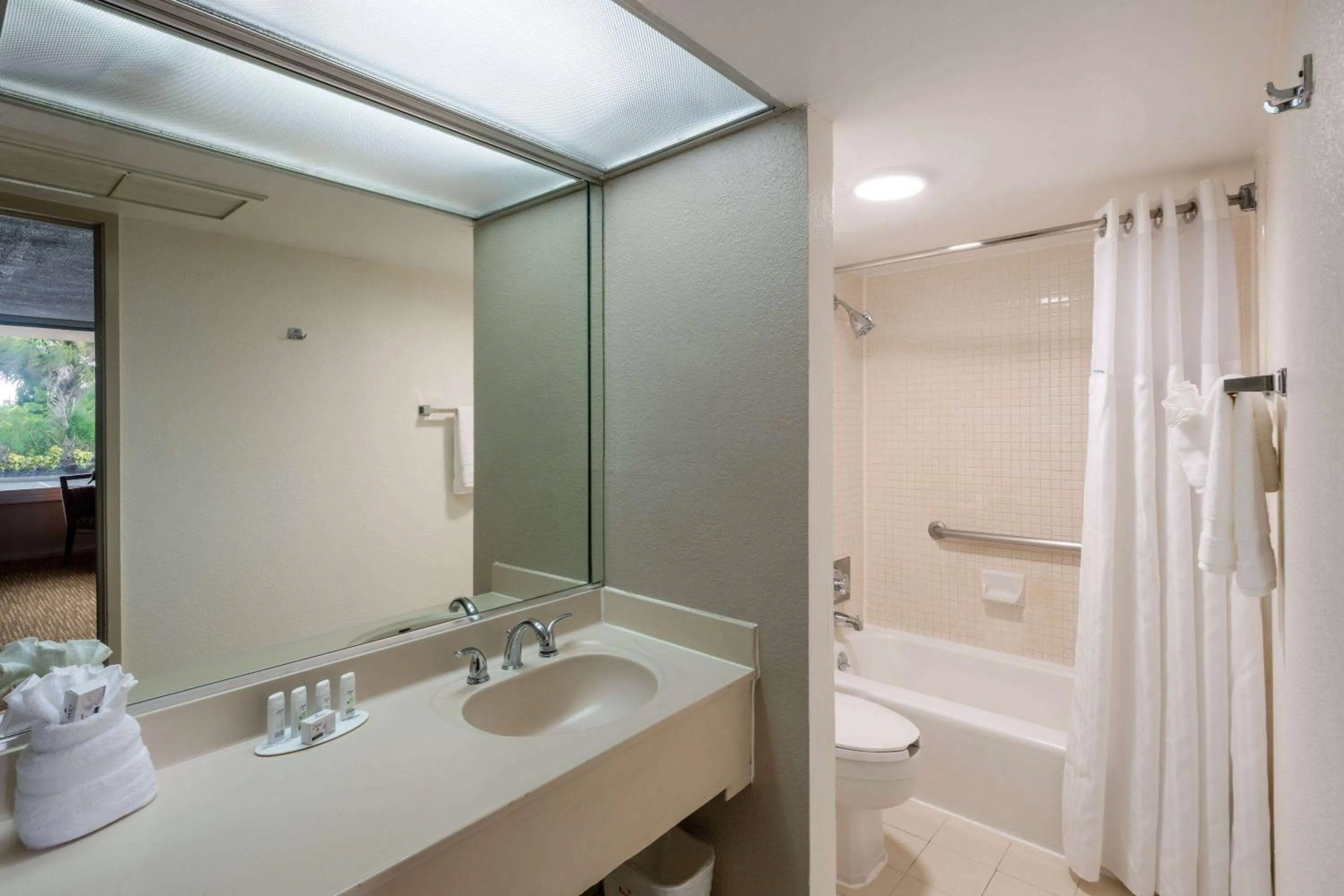 Bathroom in Ramada by Wyndham Kissimmee Gateway - Free Theme Park Shuttle