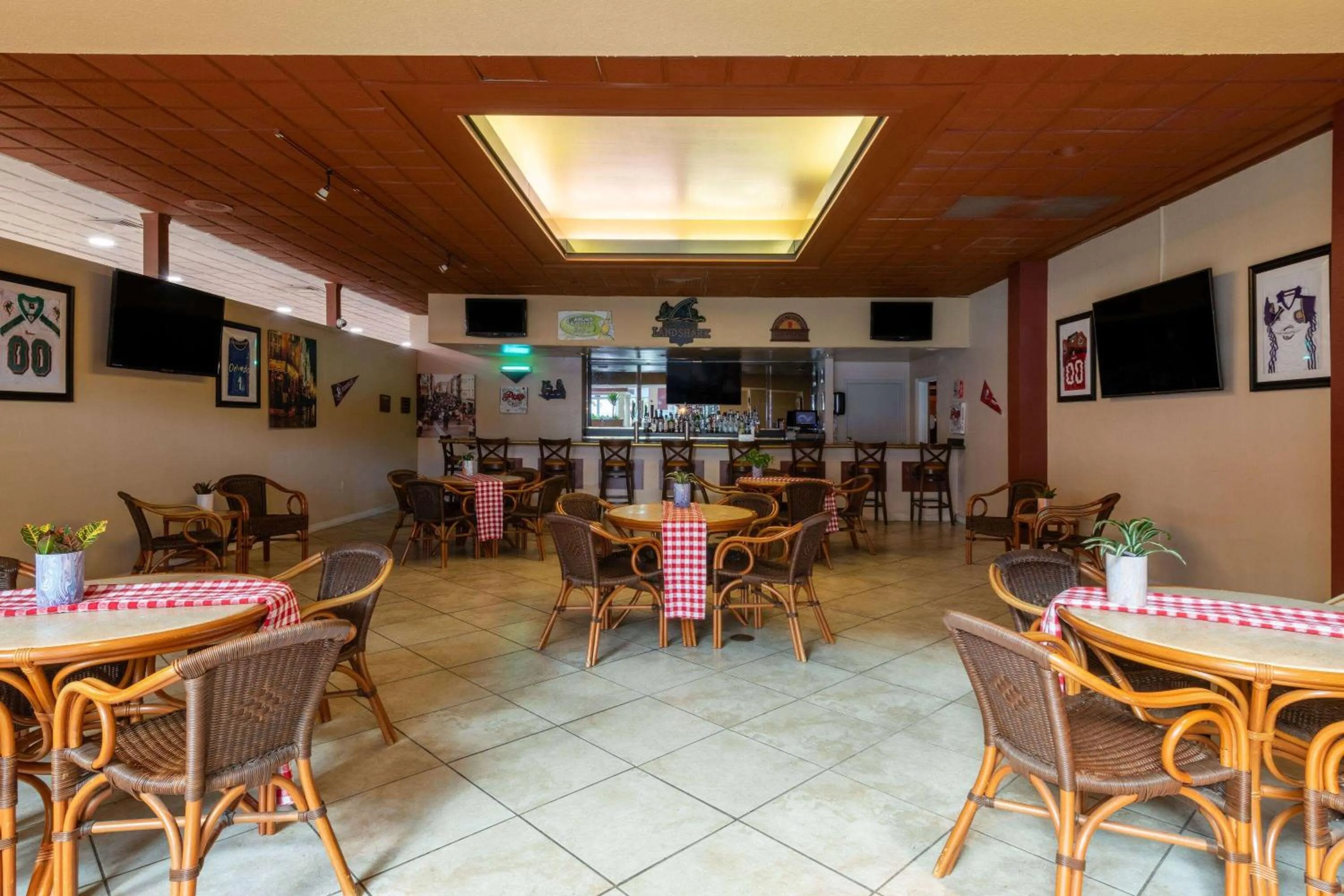 Lounge or bar in Ramada by Wyndham Kissimmee Gateway - Free Theme Park Shuttle