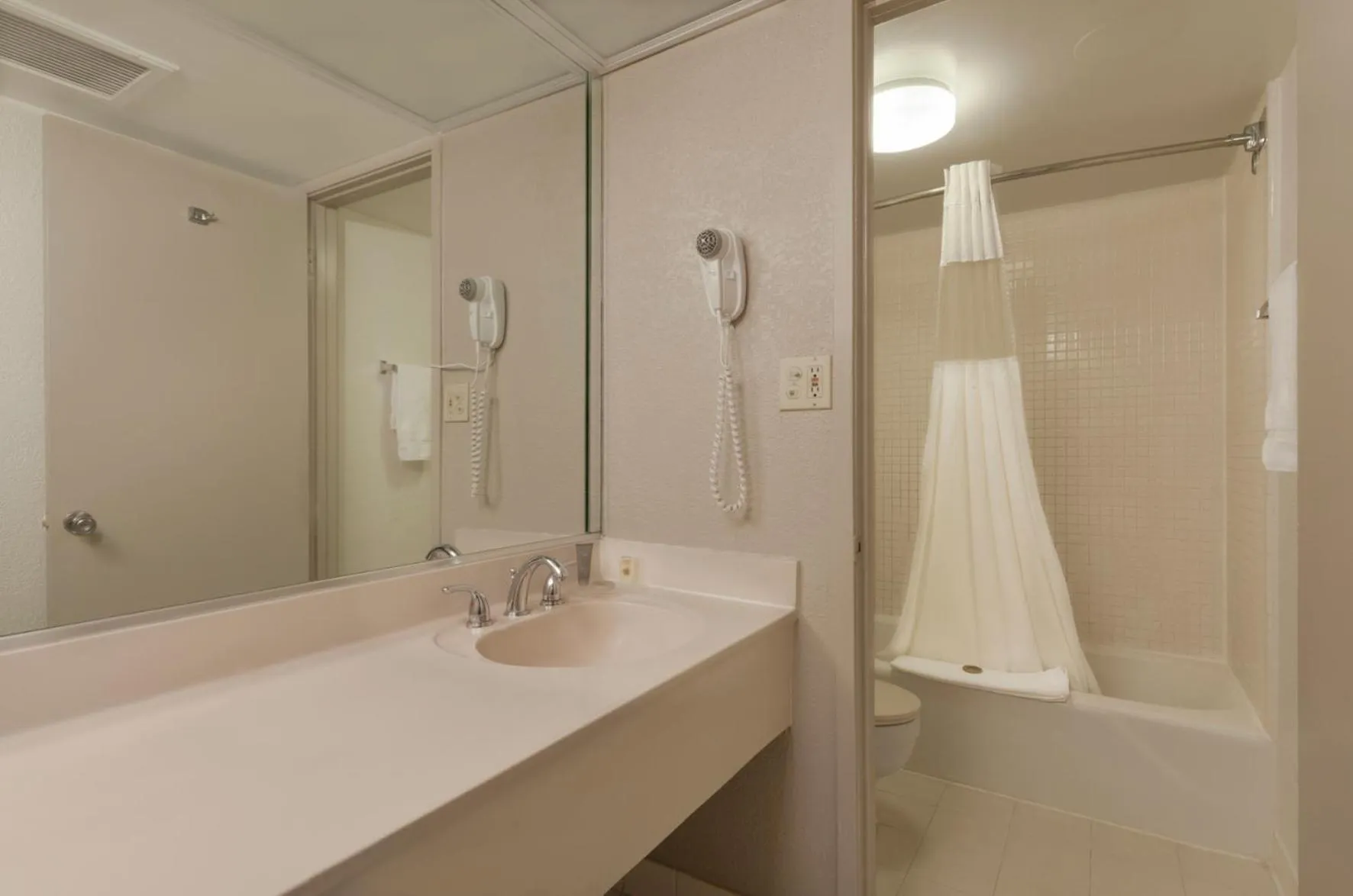 Bathroom in Ramada by Wyndham Kissimmee Gateway - Free Theme Park Shuttle