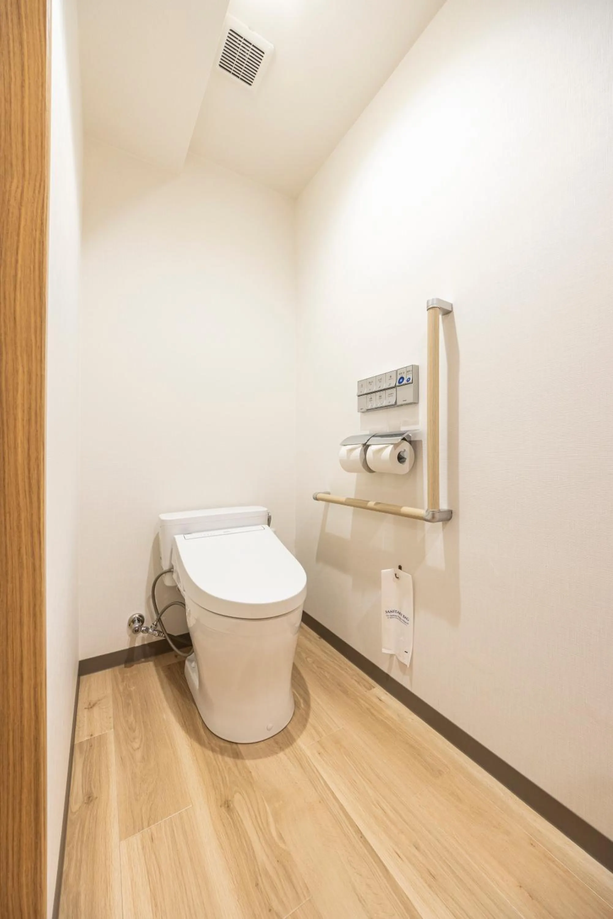 Toilet in Hotel Cerezo