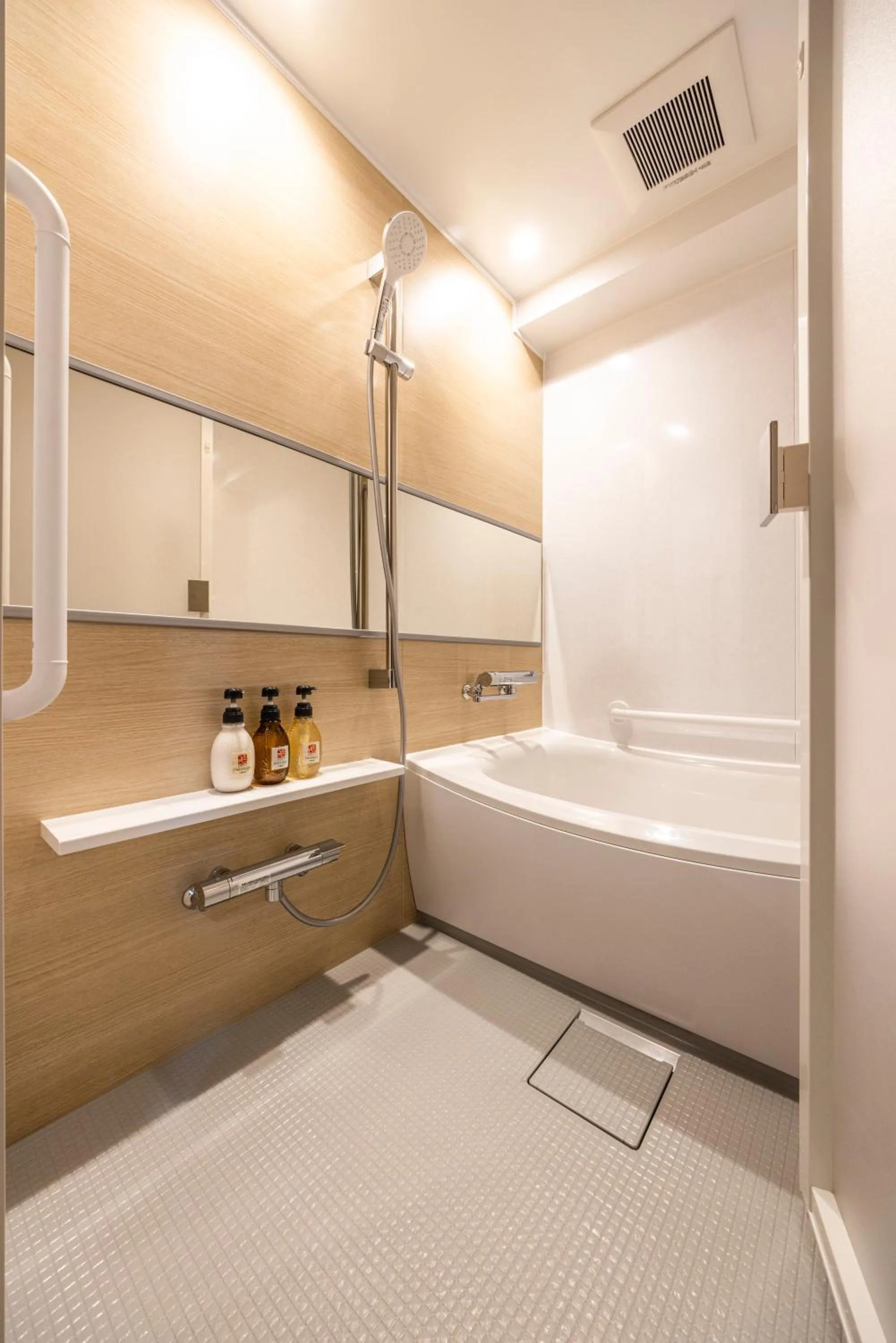 Shower in Hotel Cerezo