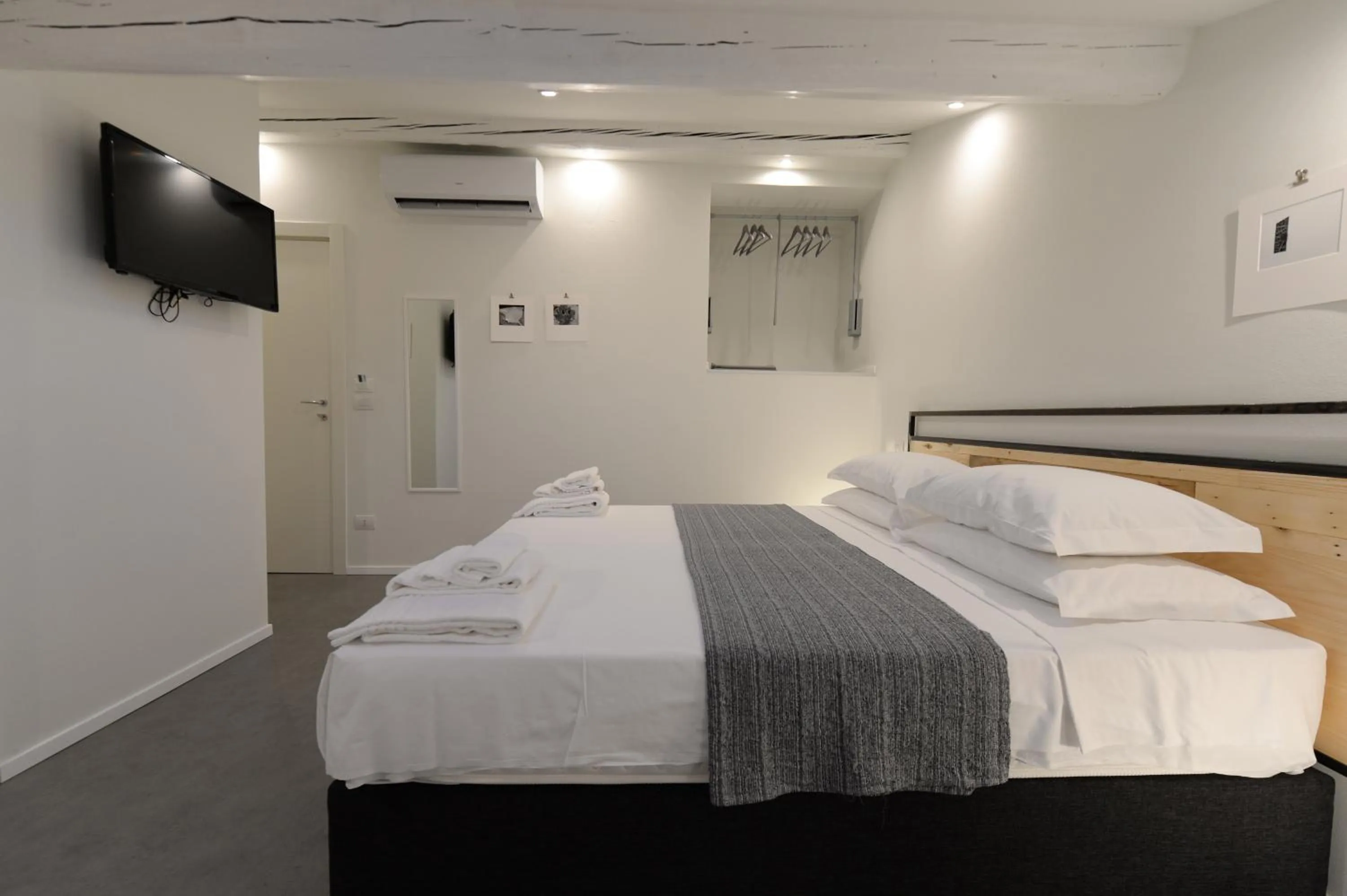 Photo of the whole room, Bed in Piano Tre