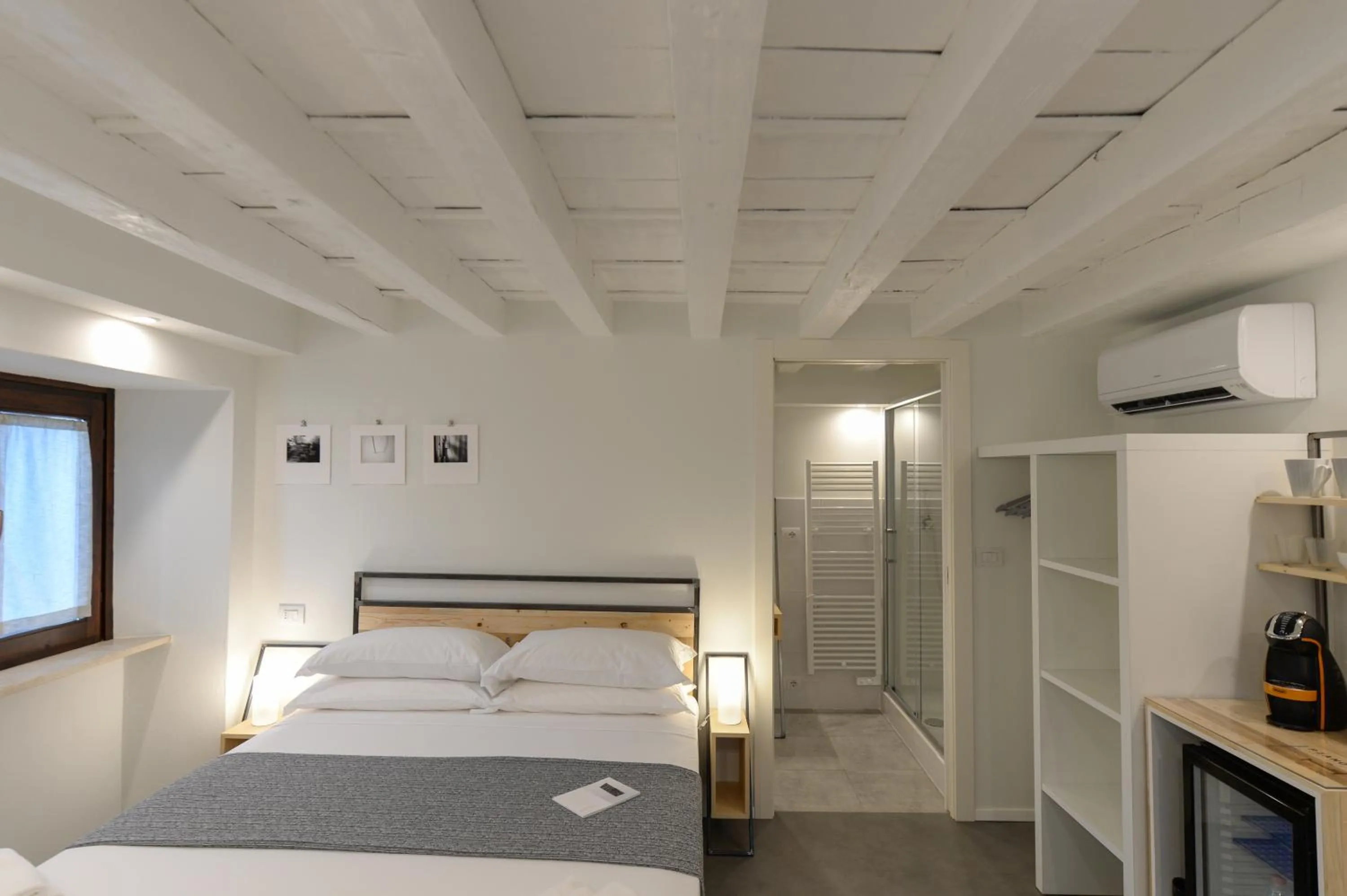 Photo of the whole room, Bed in Piano Tre