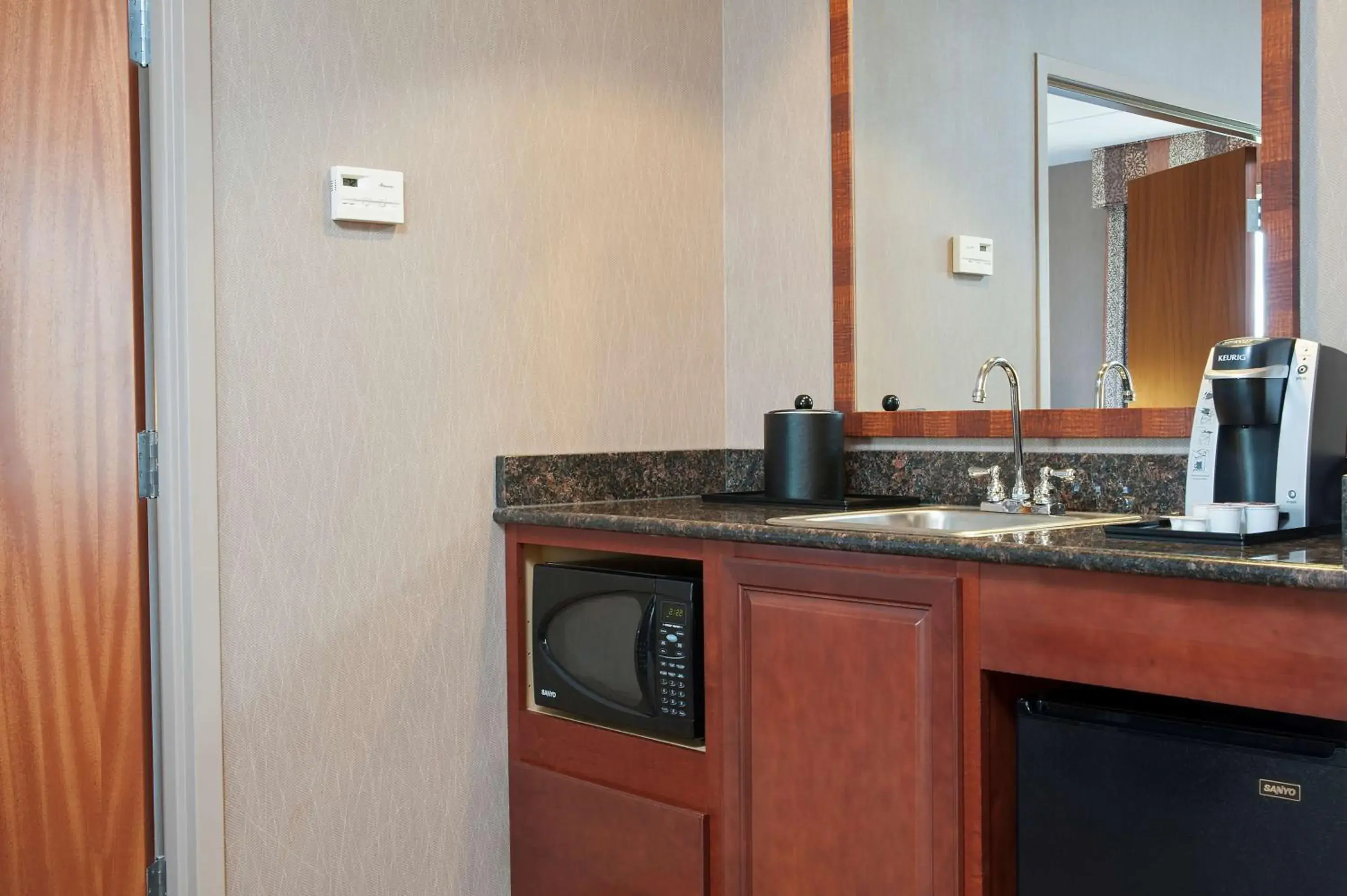 One-Bedroom King Suite with Hot Tub in Hilton Garden Inn Indianapolis South/Greenwood One-Bedroom King Suite with Hot Tub in Hilton Garden Inn Indianapolis South/Greenwood