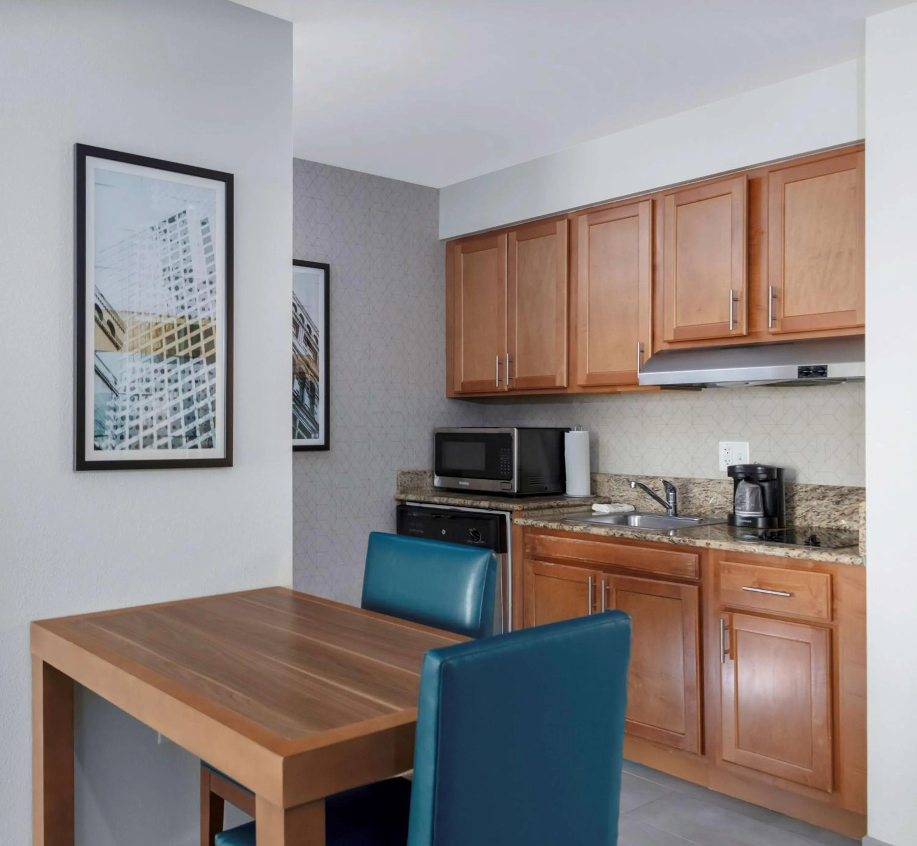 Kitchen or kitchenette in Homewood Suites by Hilton St. Louis - Galleria