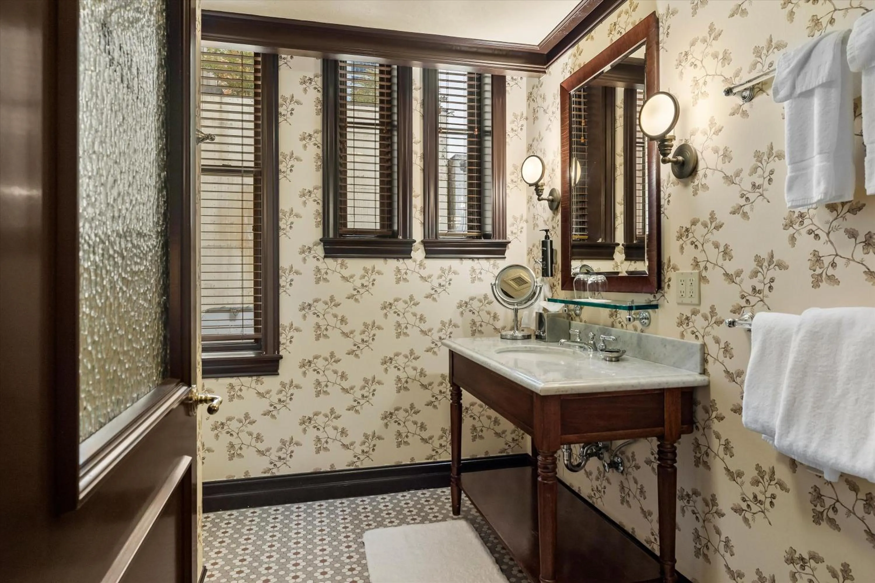 Bathroom, Bed in Arctic Club Hotel