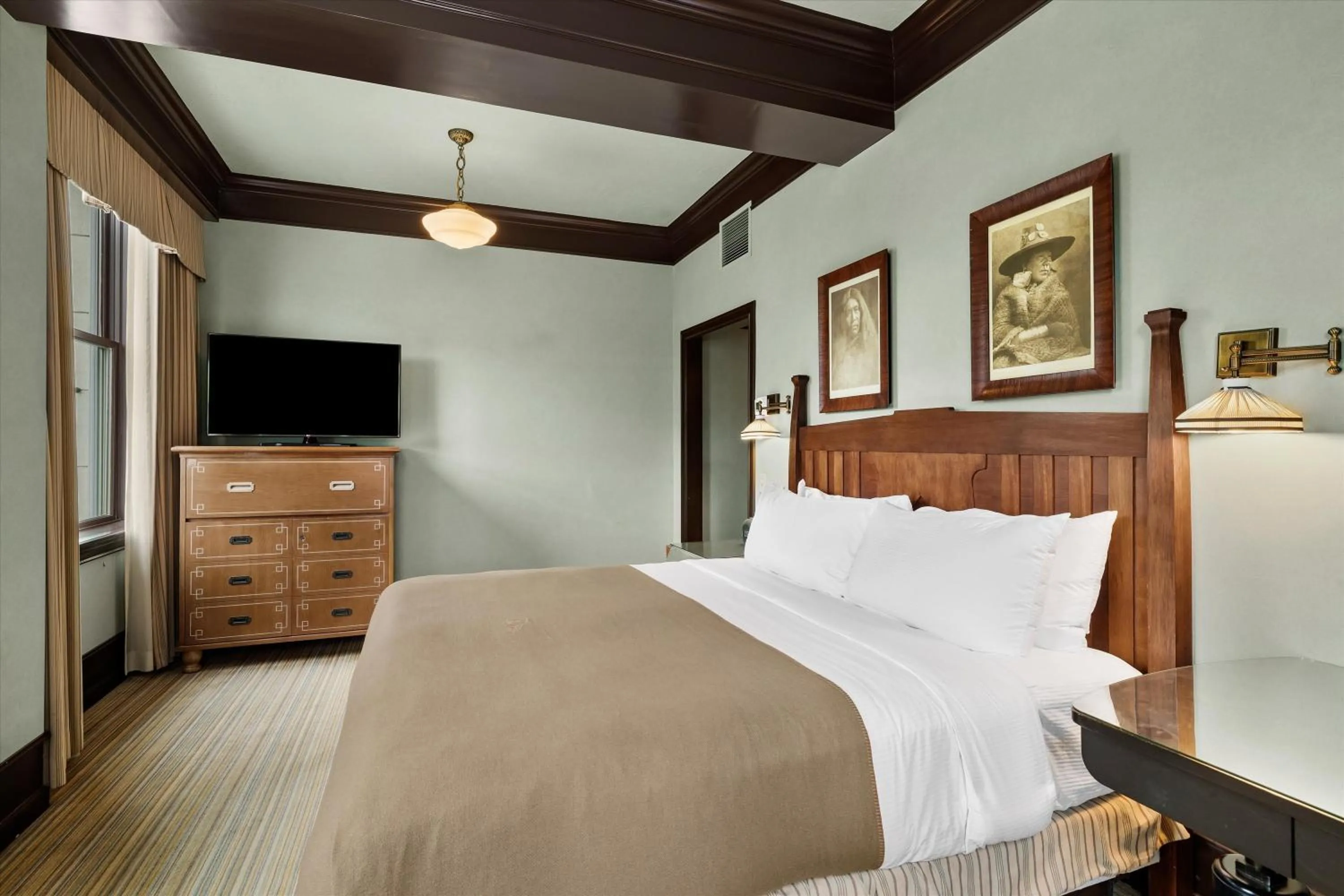 Bedroom, Bed in Arctic Club Hotel