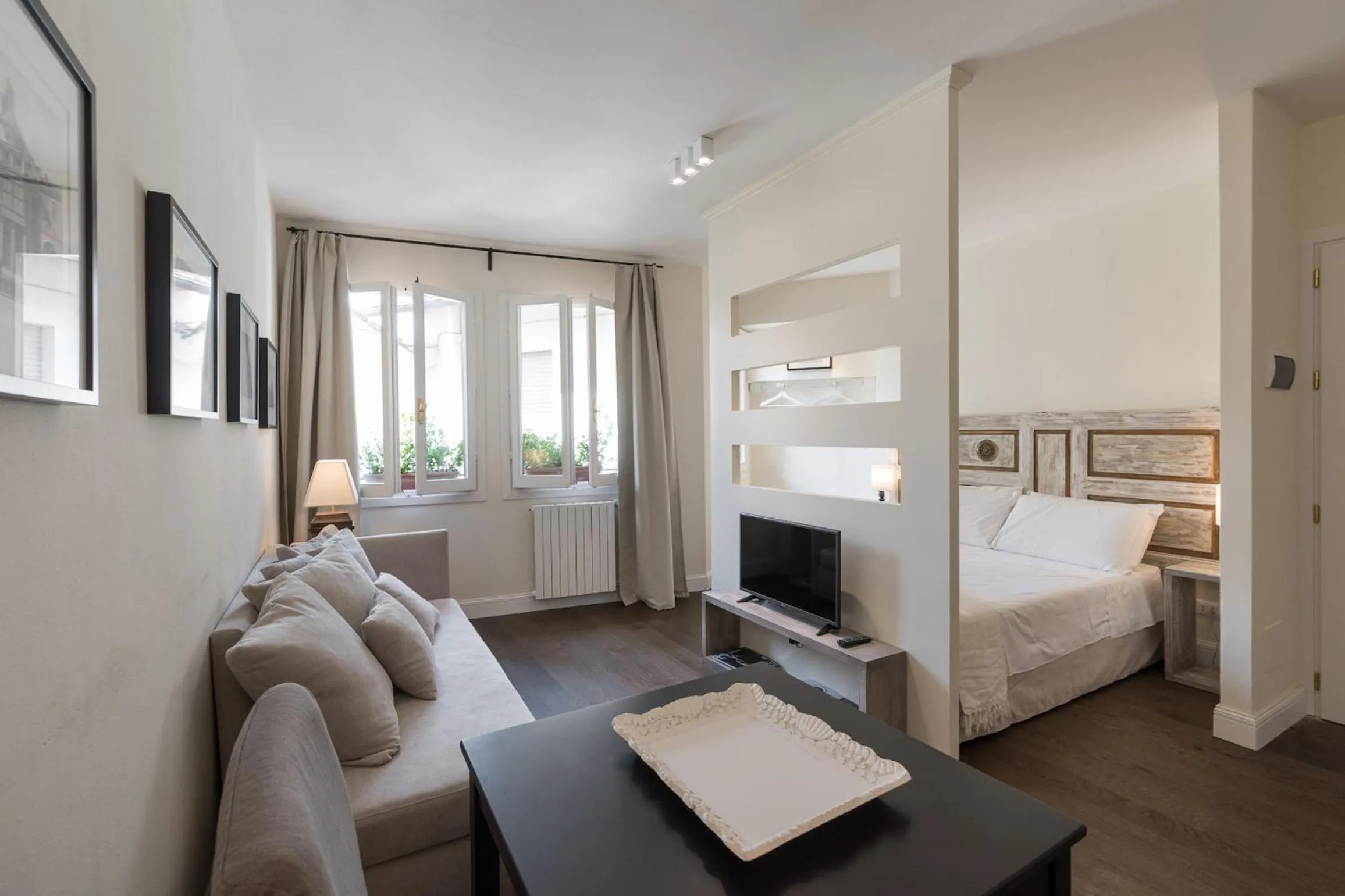 Living room, Bed in Novella Goldoni Suite-by Florence Concierge