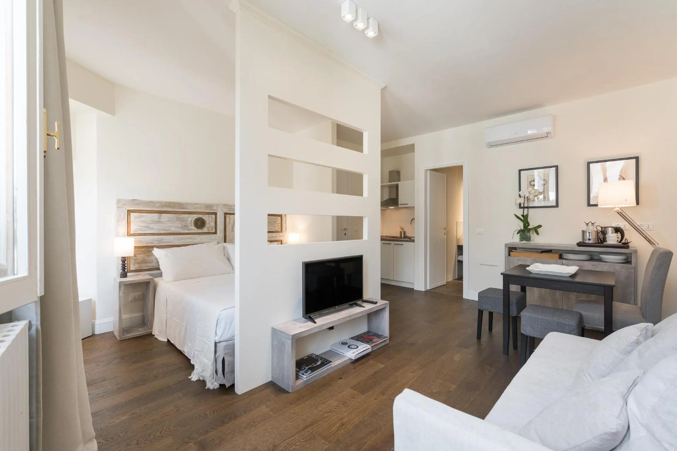 Living room, Bed in Novella Goldoni Suite-by Florence Concierge