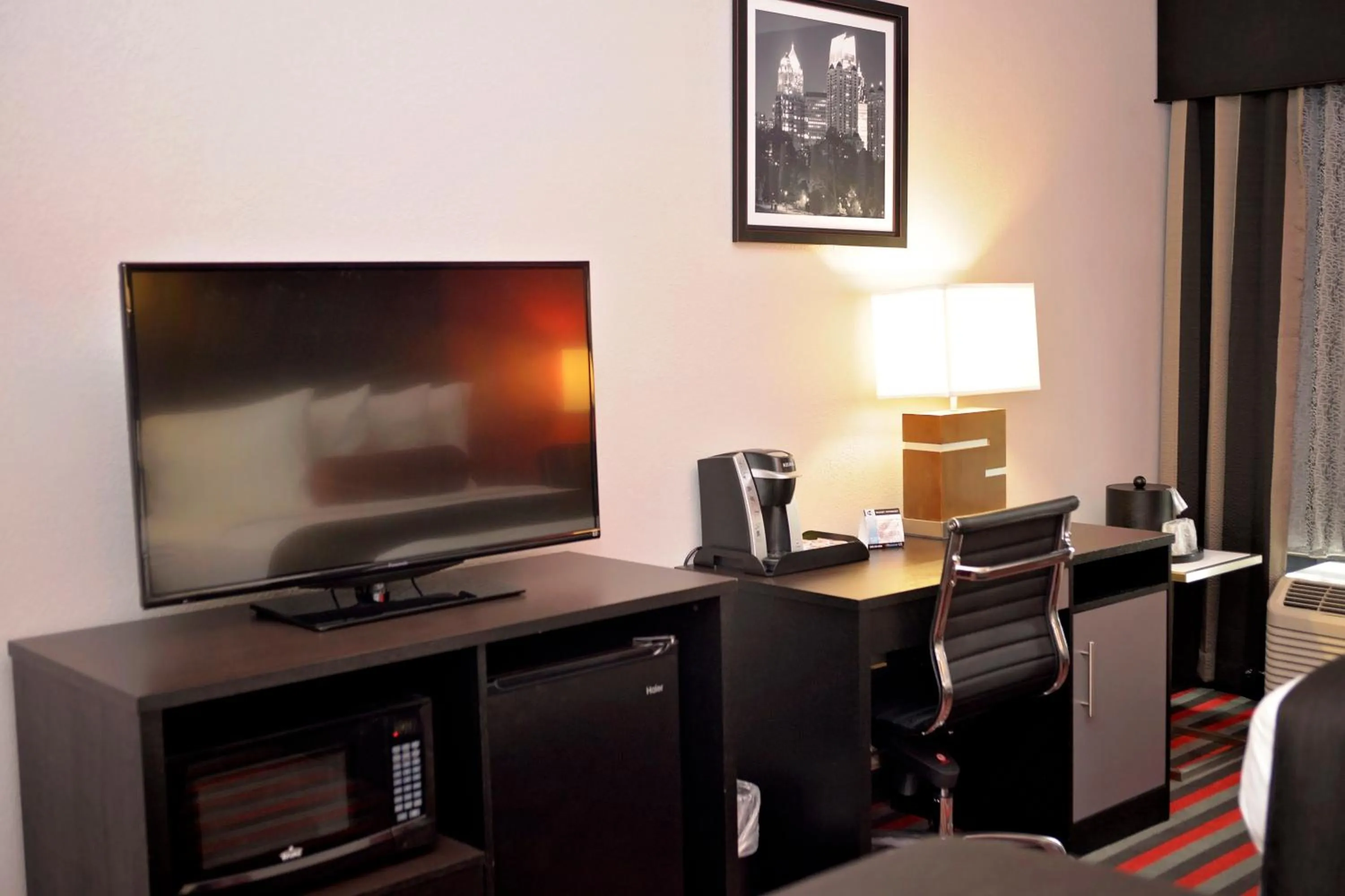 TV and multimedia in Comfort Inn & Suites Carrollton