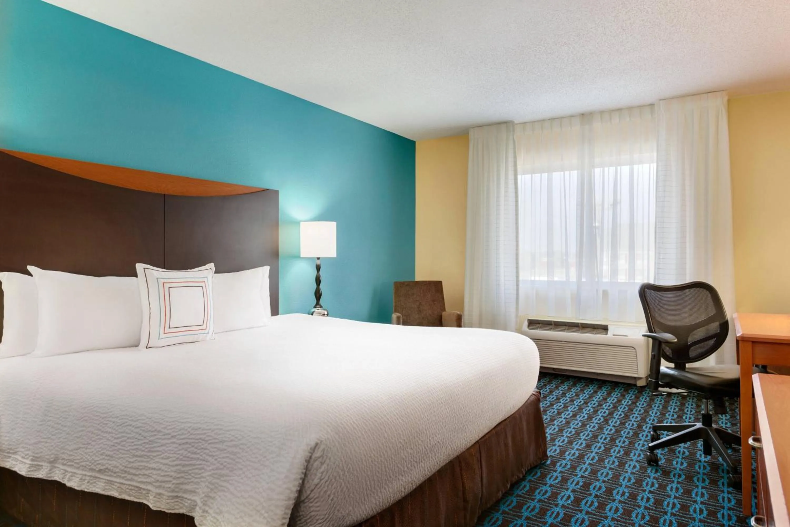 Photo of the whole room, Bed in Fairfield Inn & Suites by Marriott Toledo Maumee
