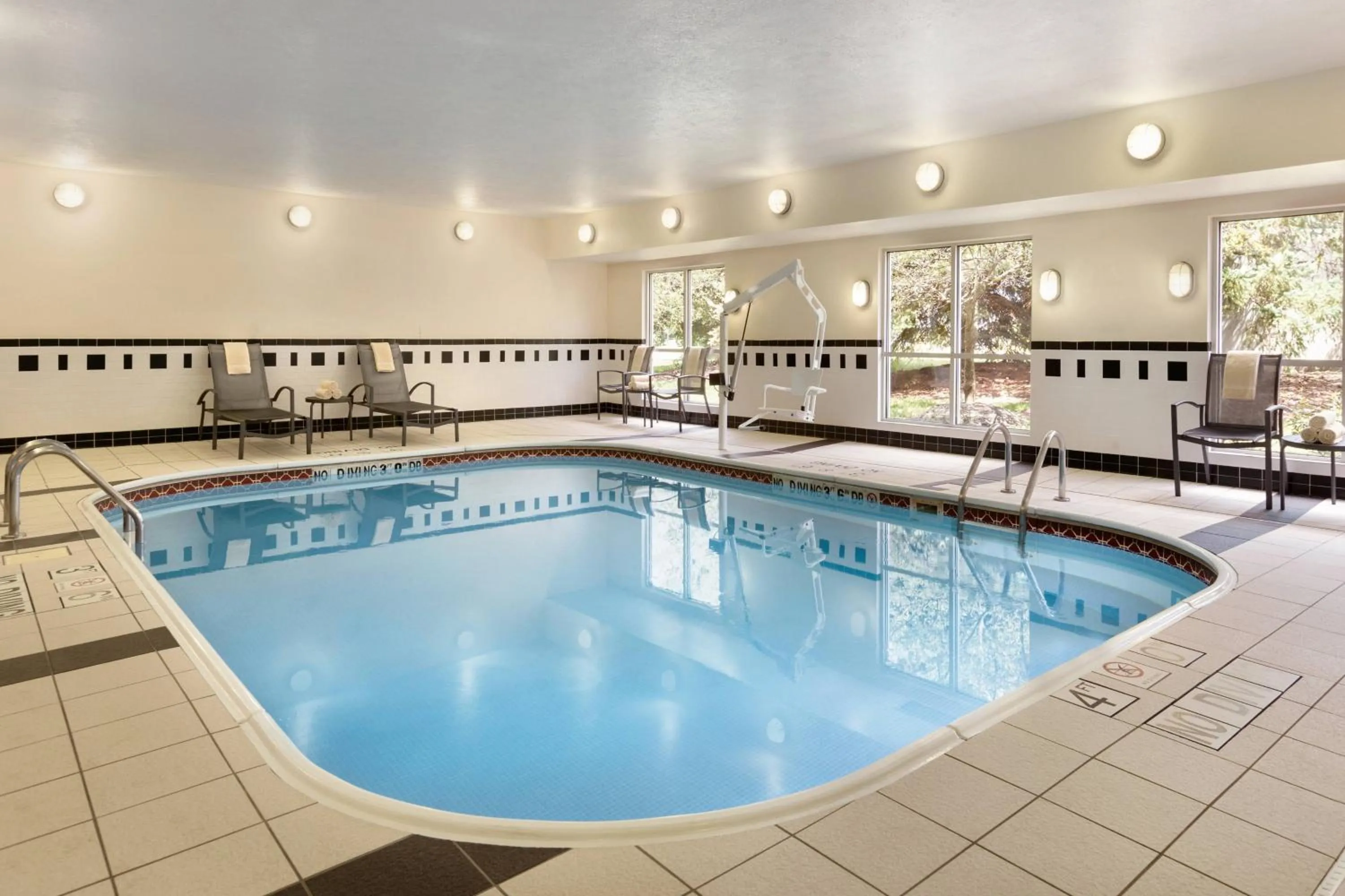 Swimming pool in Fairfield Inn & Suites by Marriott Toledo Maumee