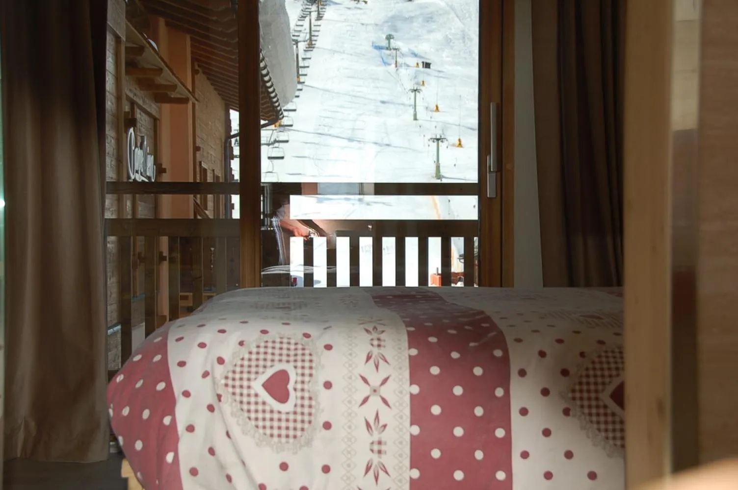 Skiing, Bed in Hotel Carpe Diem