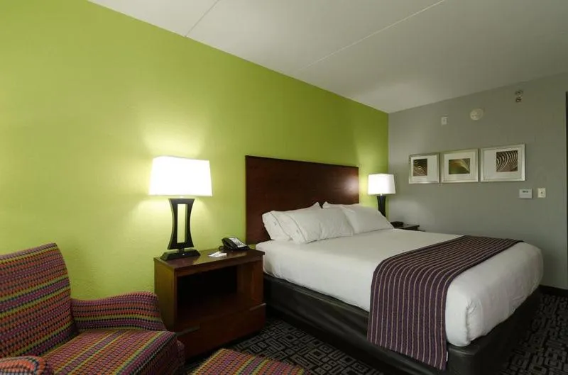 Bed in Holiday Inn Express Hickory - Hickory Mart by IHG