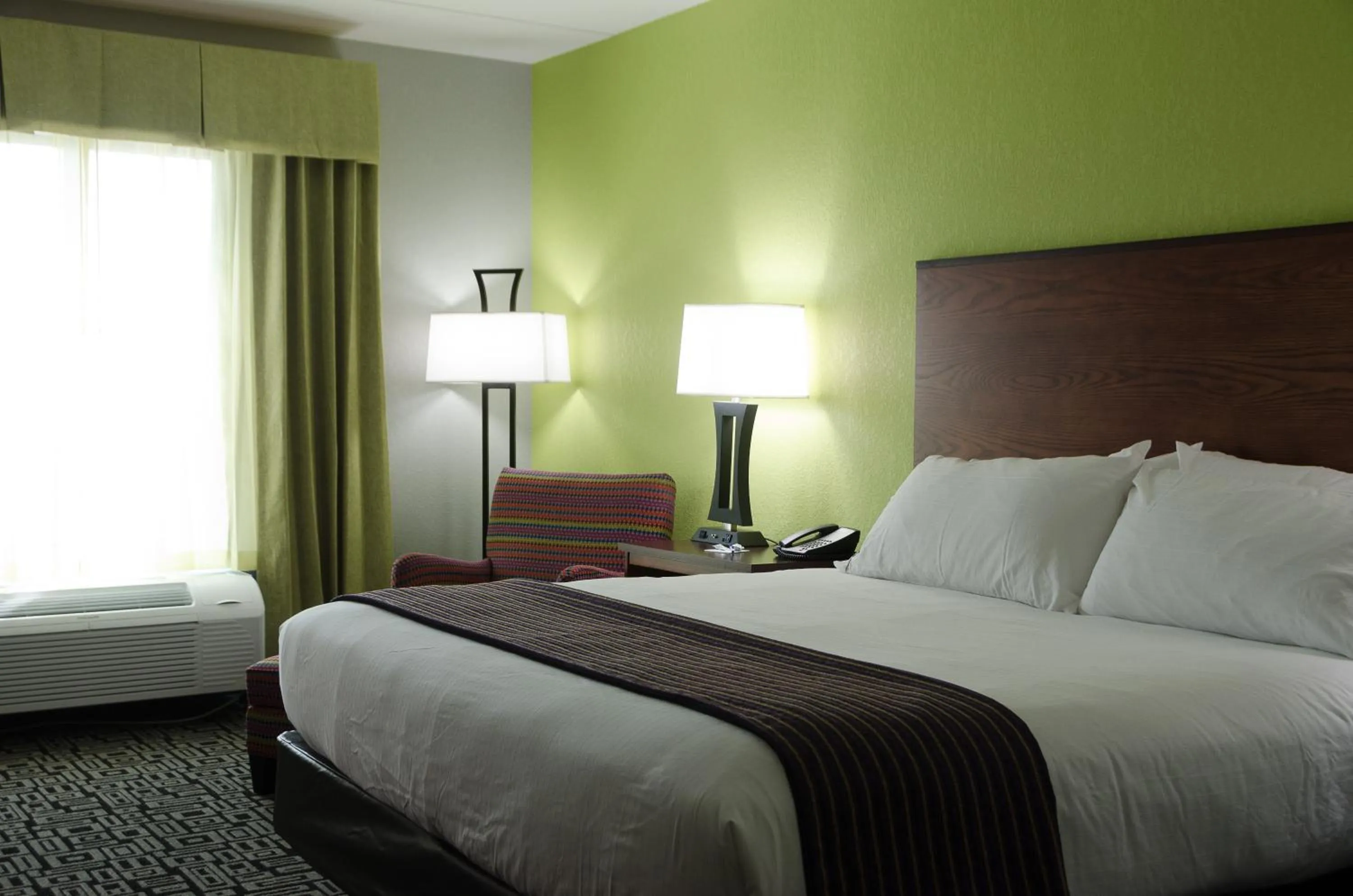 Bed in Holiday Inn Express Hickory - Hickory Mart by IHG