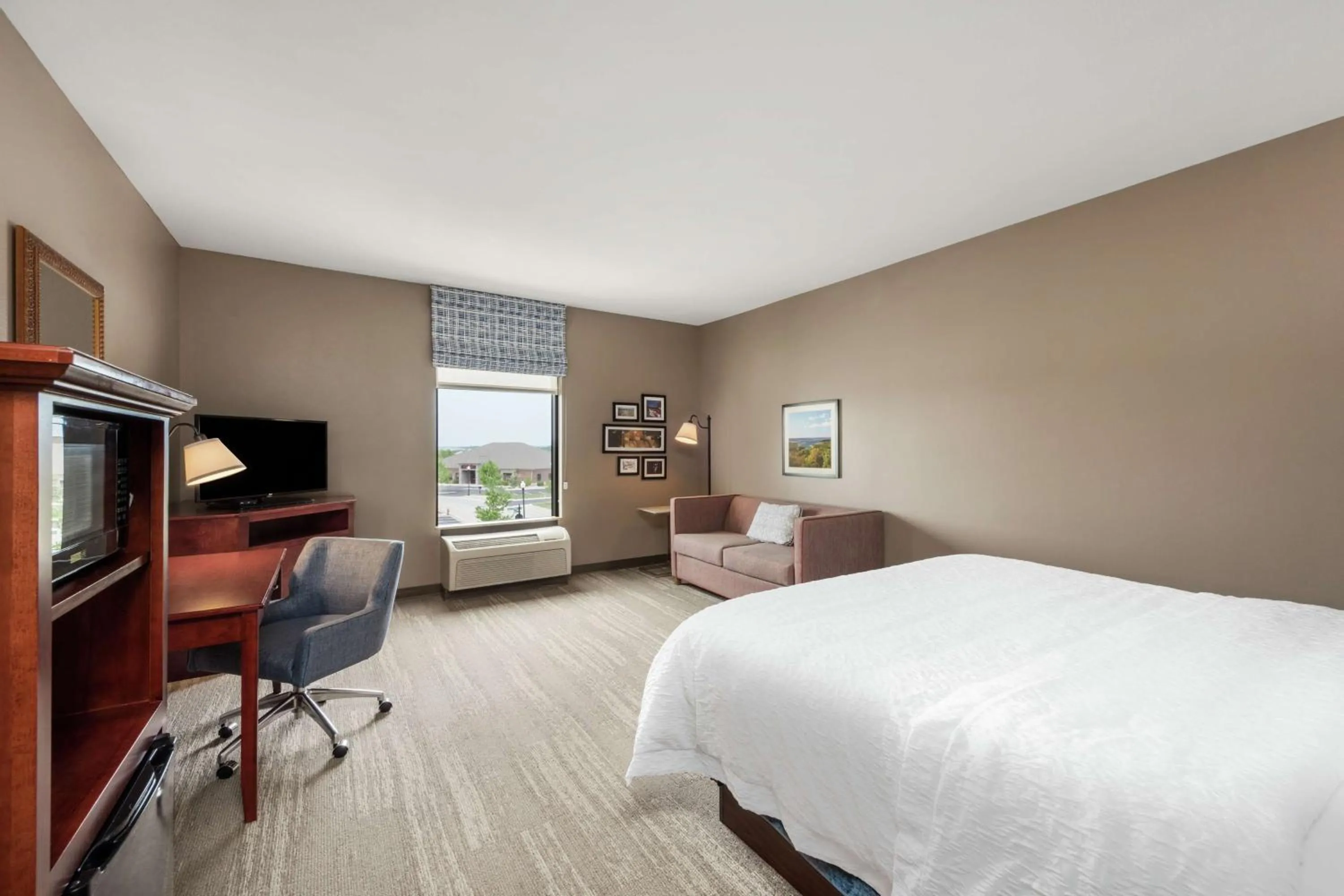Bedroom, Bed in Hampton Inn Branson - Branson Hills