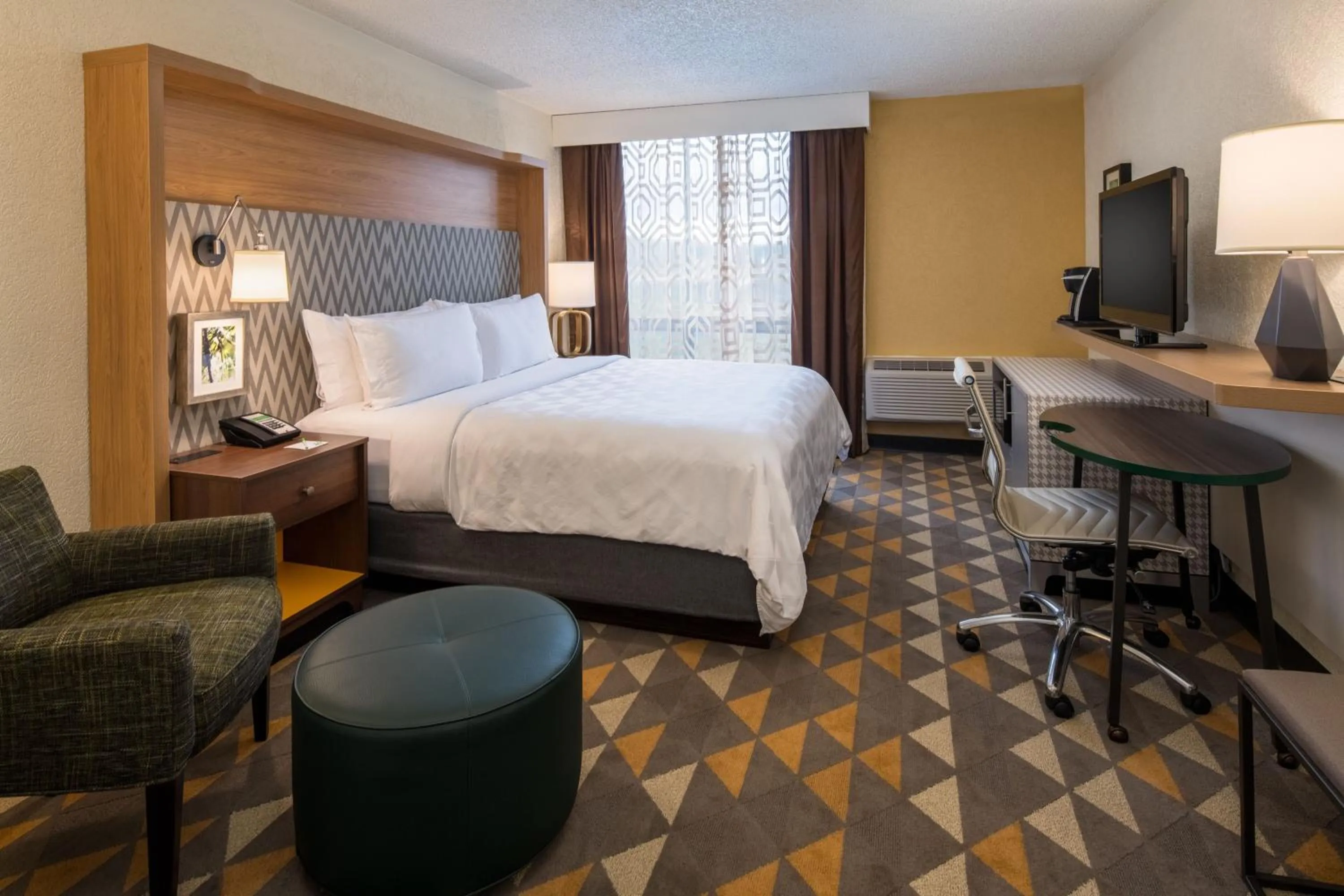 Photo of the whole room, Bed in Holiday Inn Portland- I-5 S Wilsonville by IHG