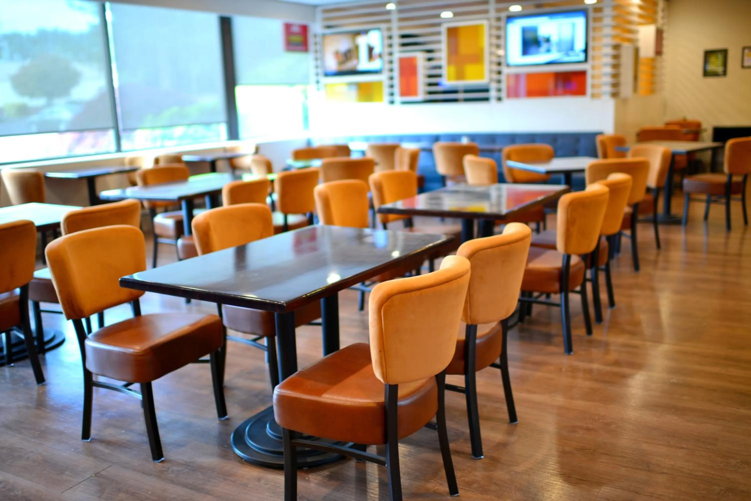 Lounge or bar in Holiday Inn Portland- I-5 S Wilsonville by IHG