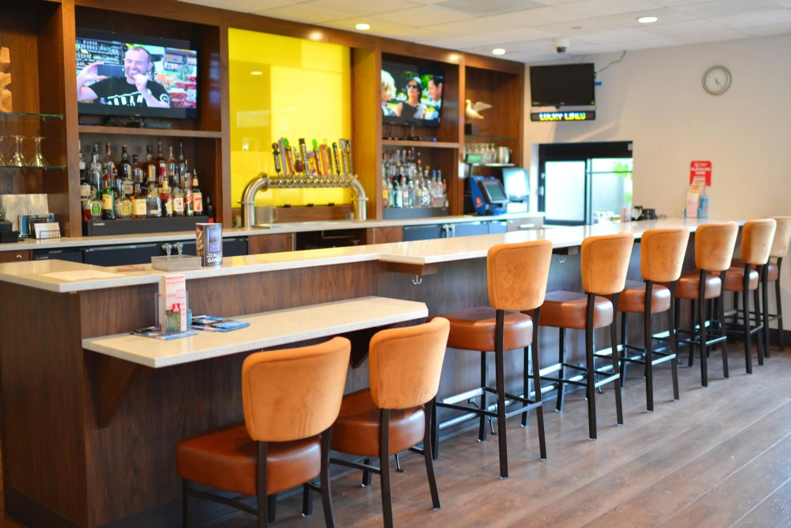Lounge or bar in Holiday Inn Portland- I-5 S Wilsonville by IHG