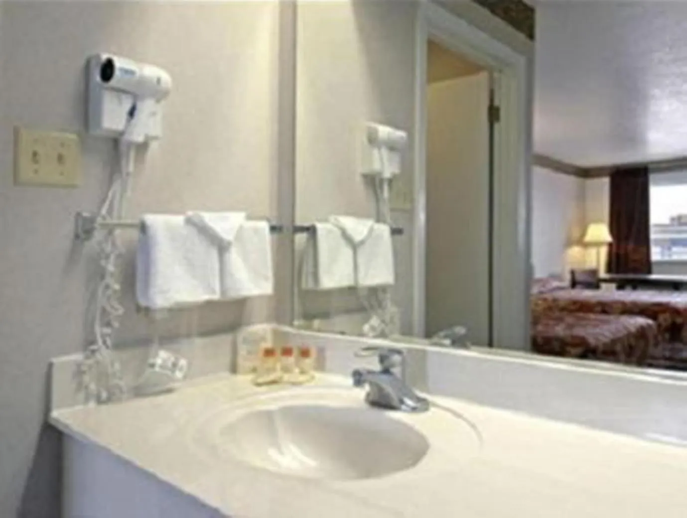 Bathroom, Bed in Days Inn by Wyndham San Antonio Splashtown/ATT Center