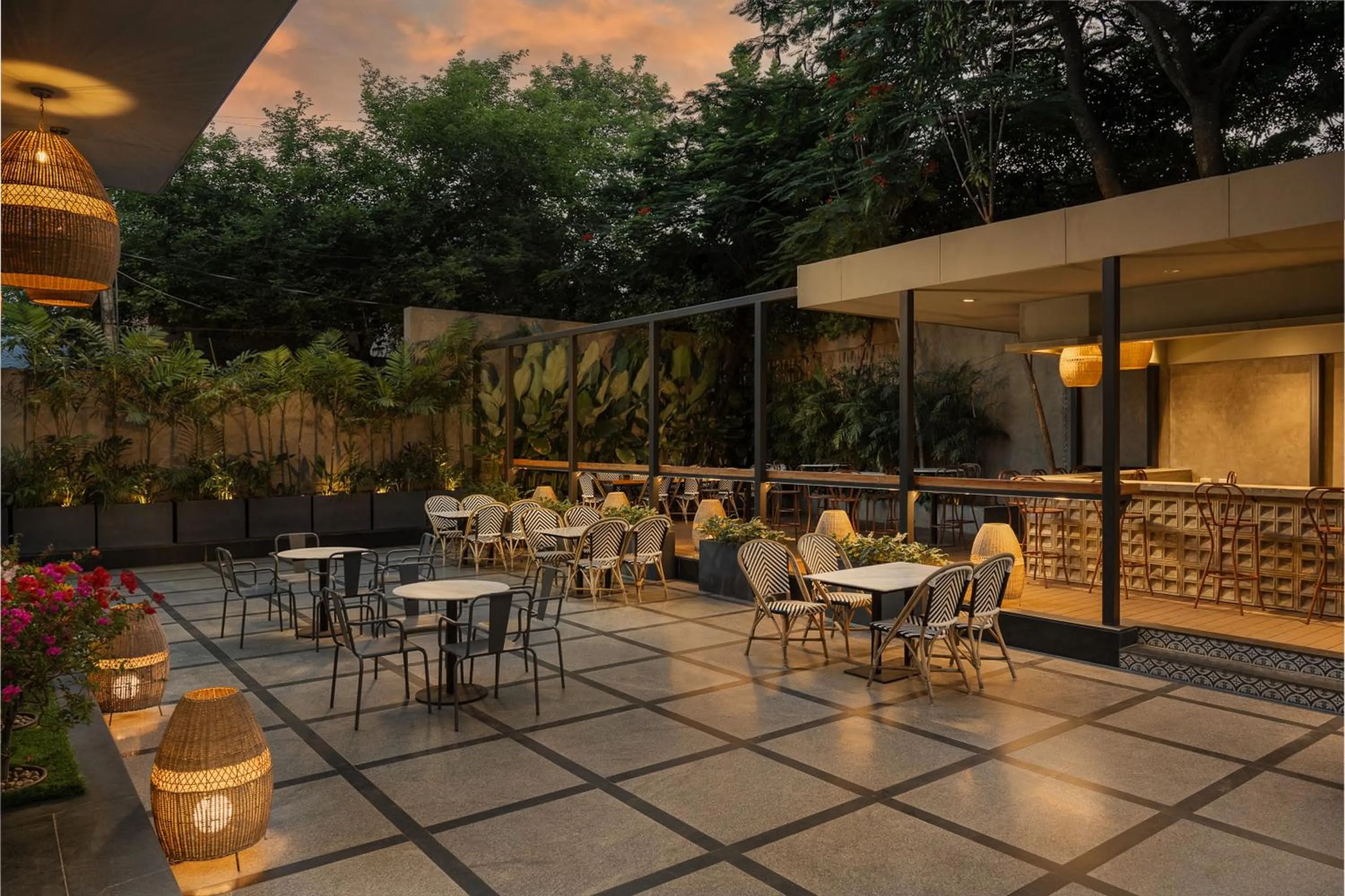 Restaurant/places to eat in Grand Mercure Bangalore - An Accor Brand
