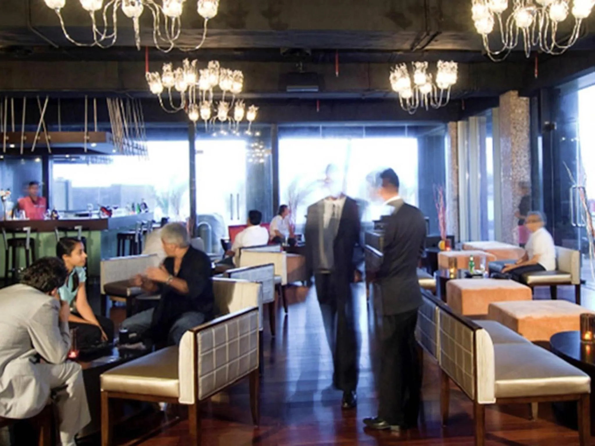 Lounge or bar in Novotel Mumbai Juhu Beach