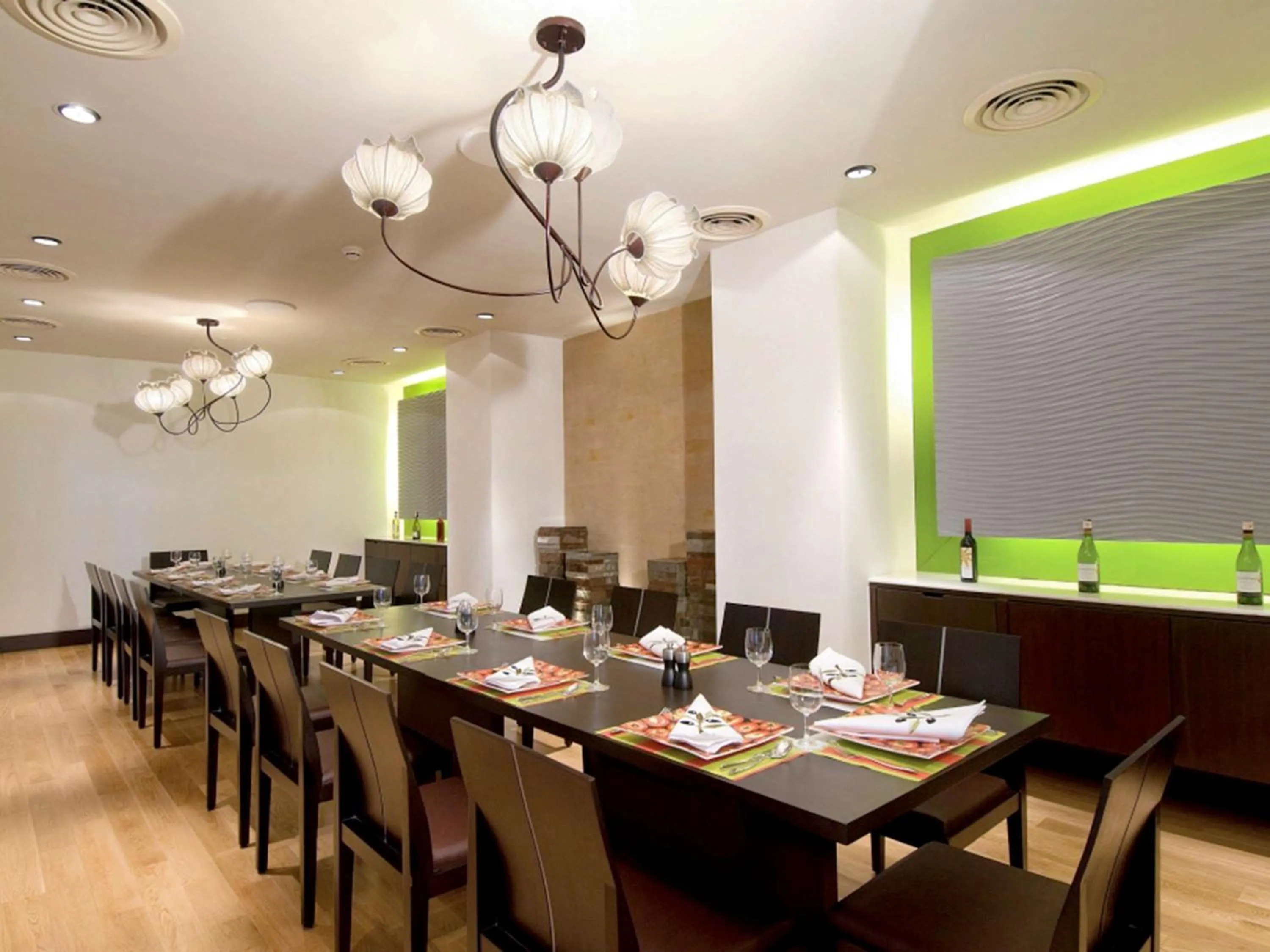 Restaurant/places to eat in Novotel Mumbai Juhu Beach