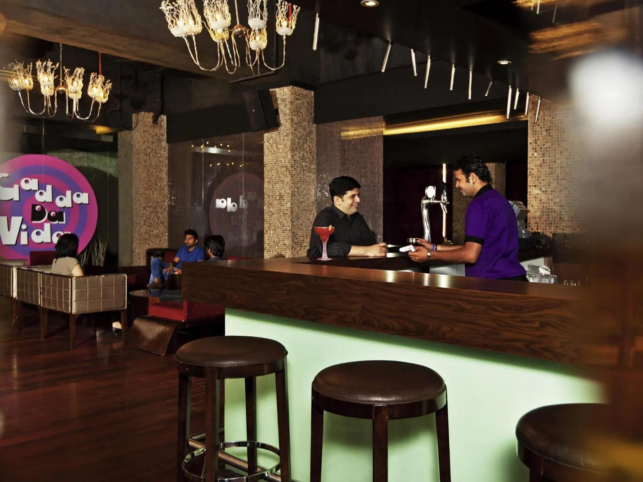 Lounge or bar in Novotel Mumbai Juhu Beach