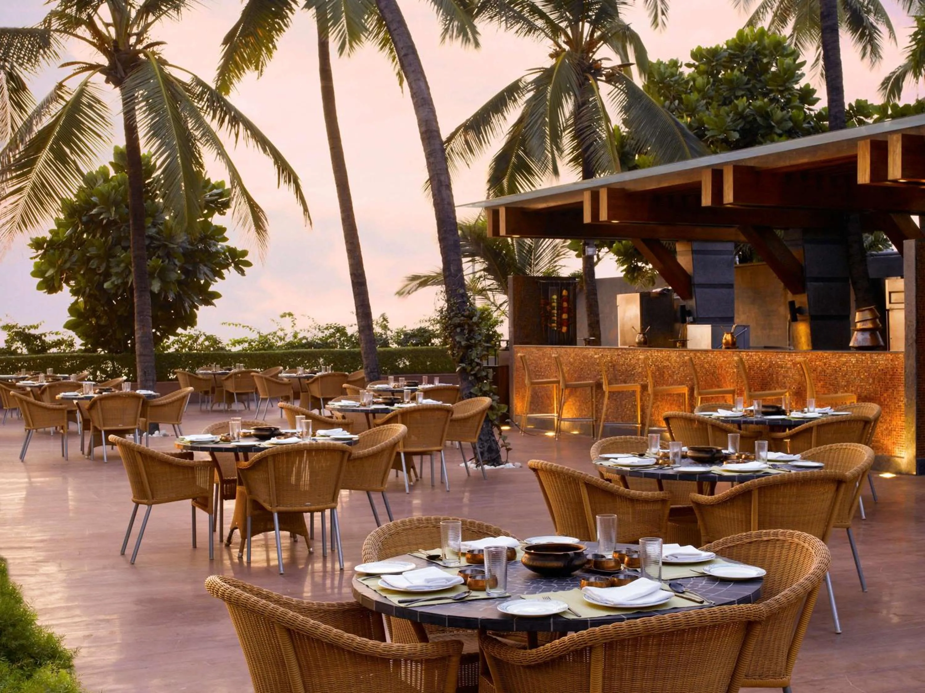 Restaurant/places to eat in Novotel Mumbai Juhu Beach