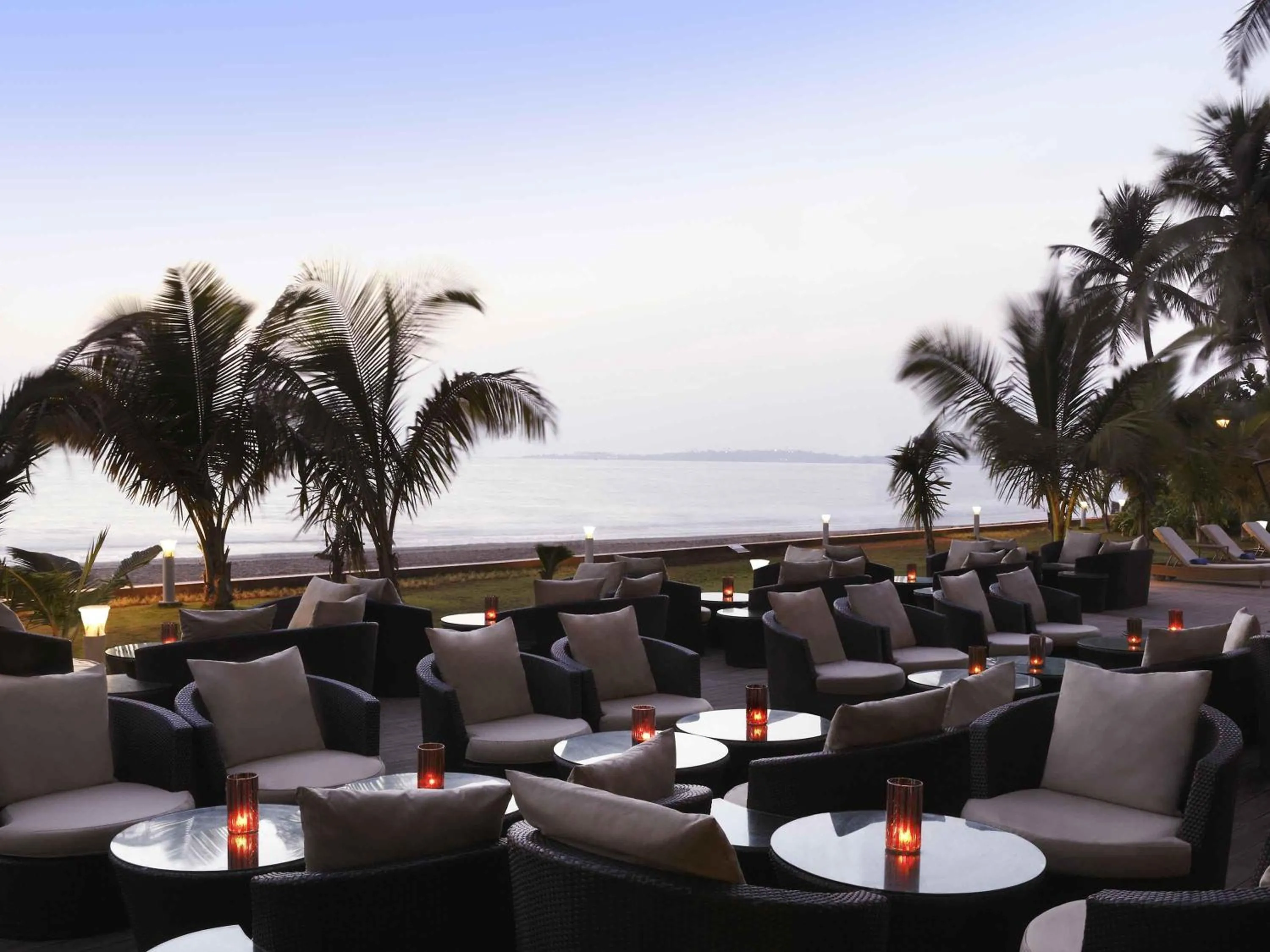 Lounge or bar in Novotel Mumbai Juhu Beach