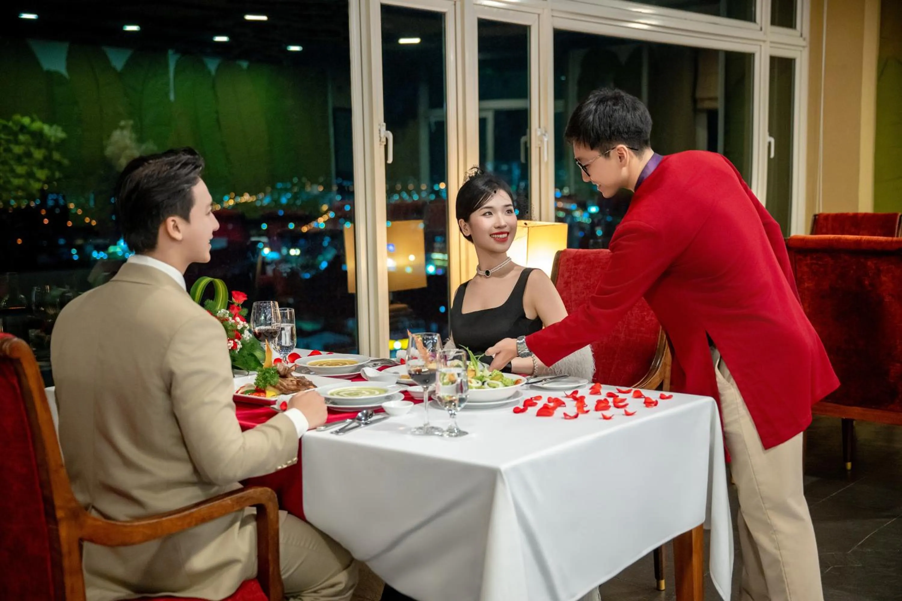 Restaurant/places to eat in TTC Imperial Hotel