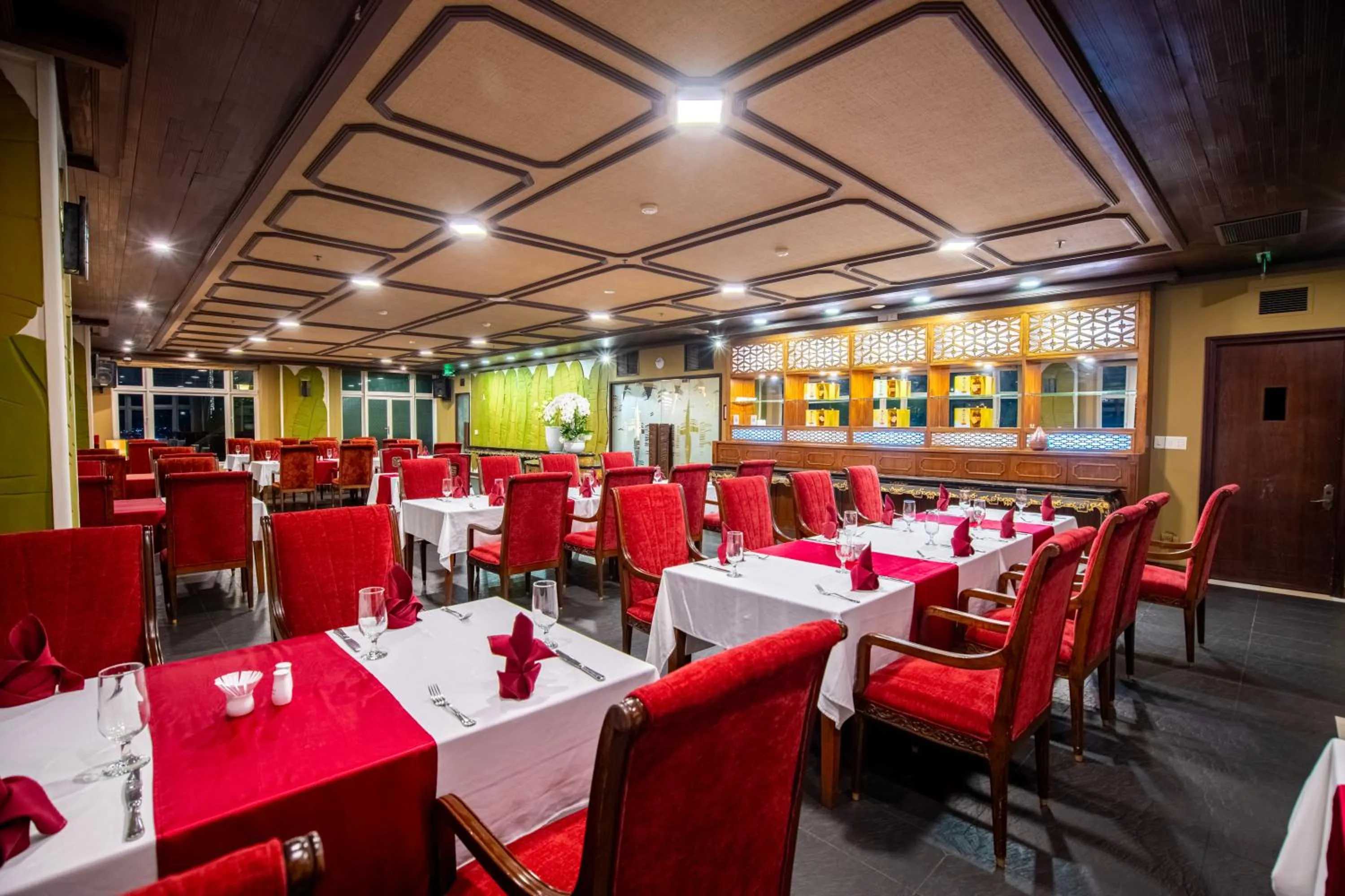 Restaurant/places to eat in TTC Imperial Hotel