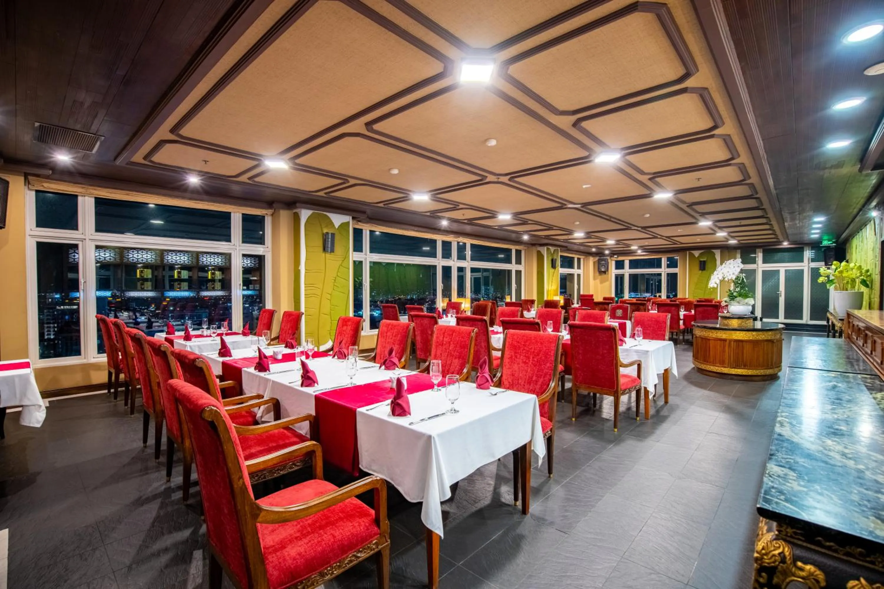 Restaurant/places to eat in TTC Imperial Hotel