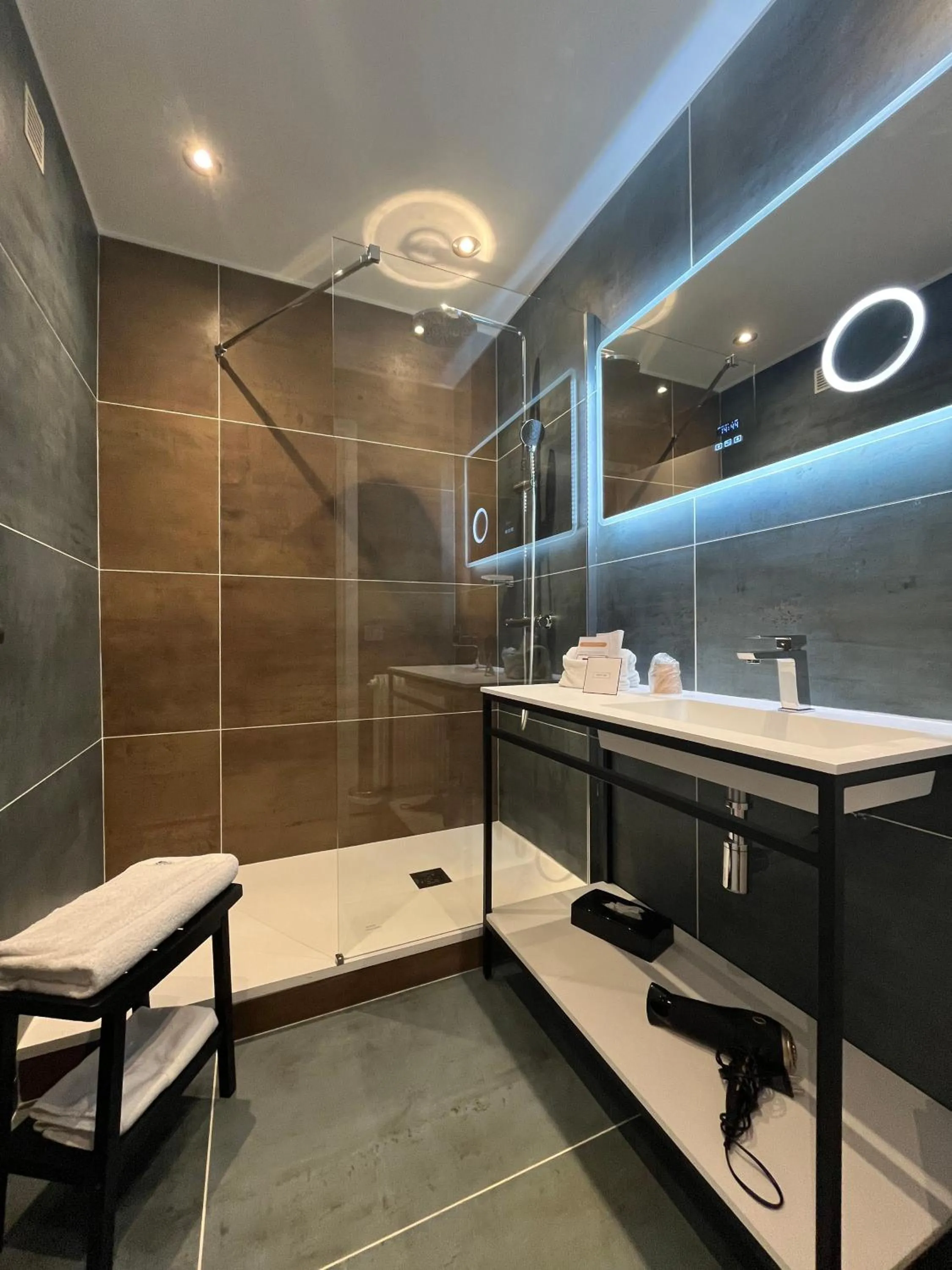 Bathroom in LOGIS Hôtel Borel