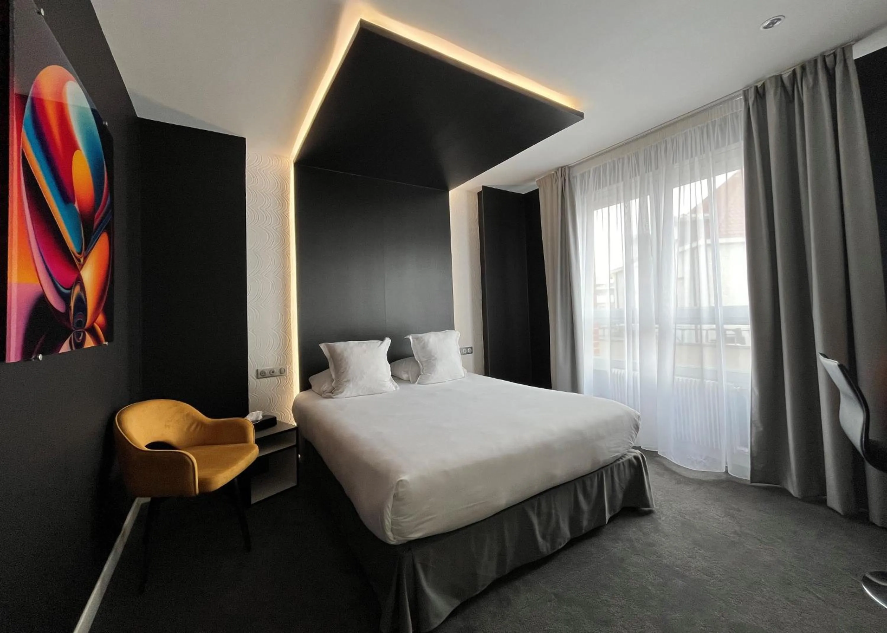 Photo of the whole room, Bed in LOGIS Hôtel Borel