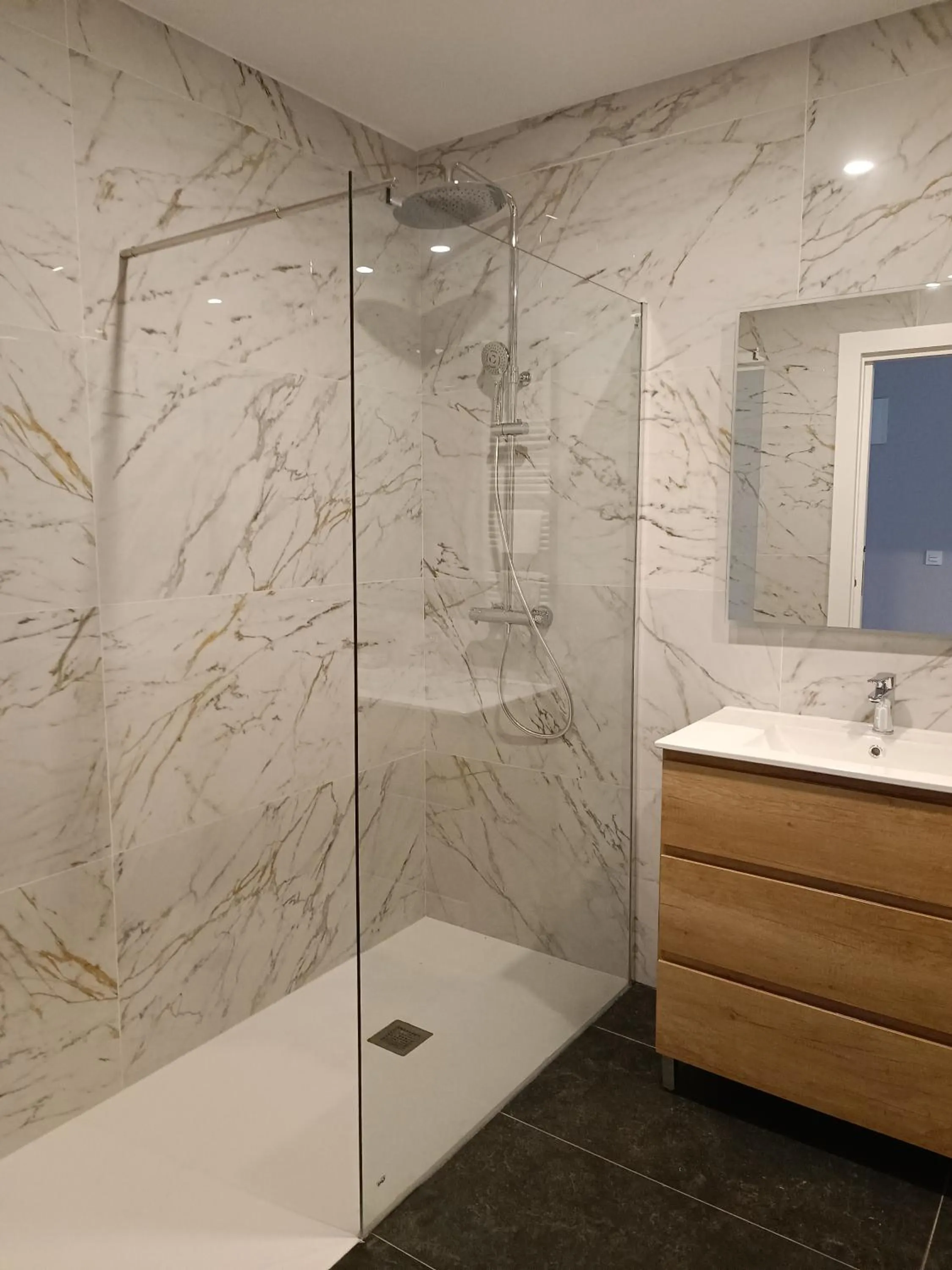 Shower in Apartamentos Marina