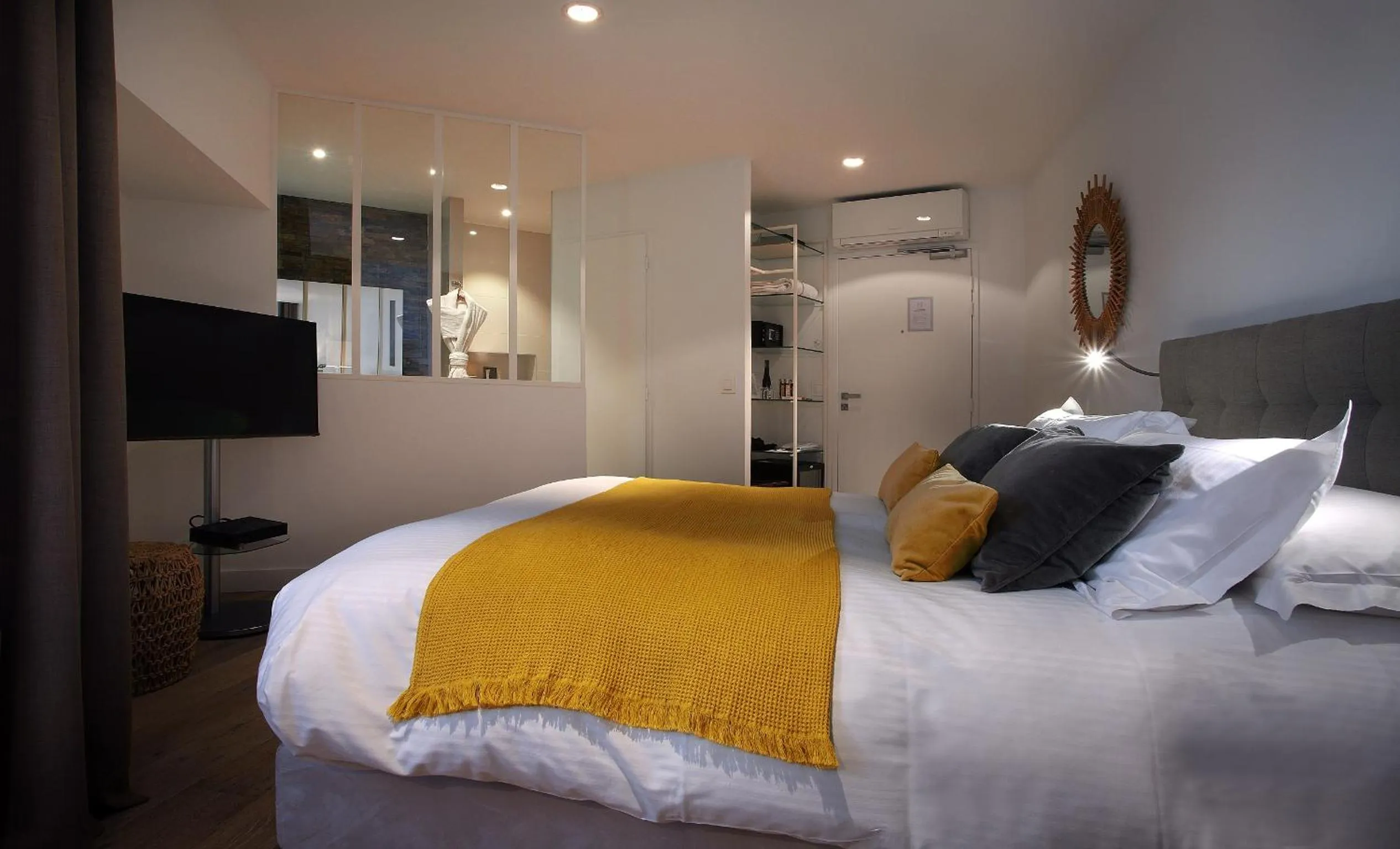 Photo of the whole room, Bed in Petit Hôtel Confidentiel