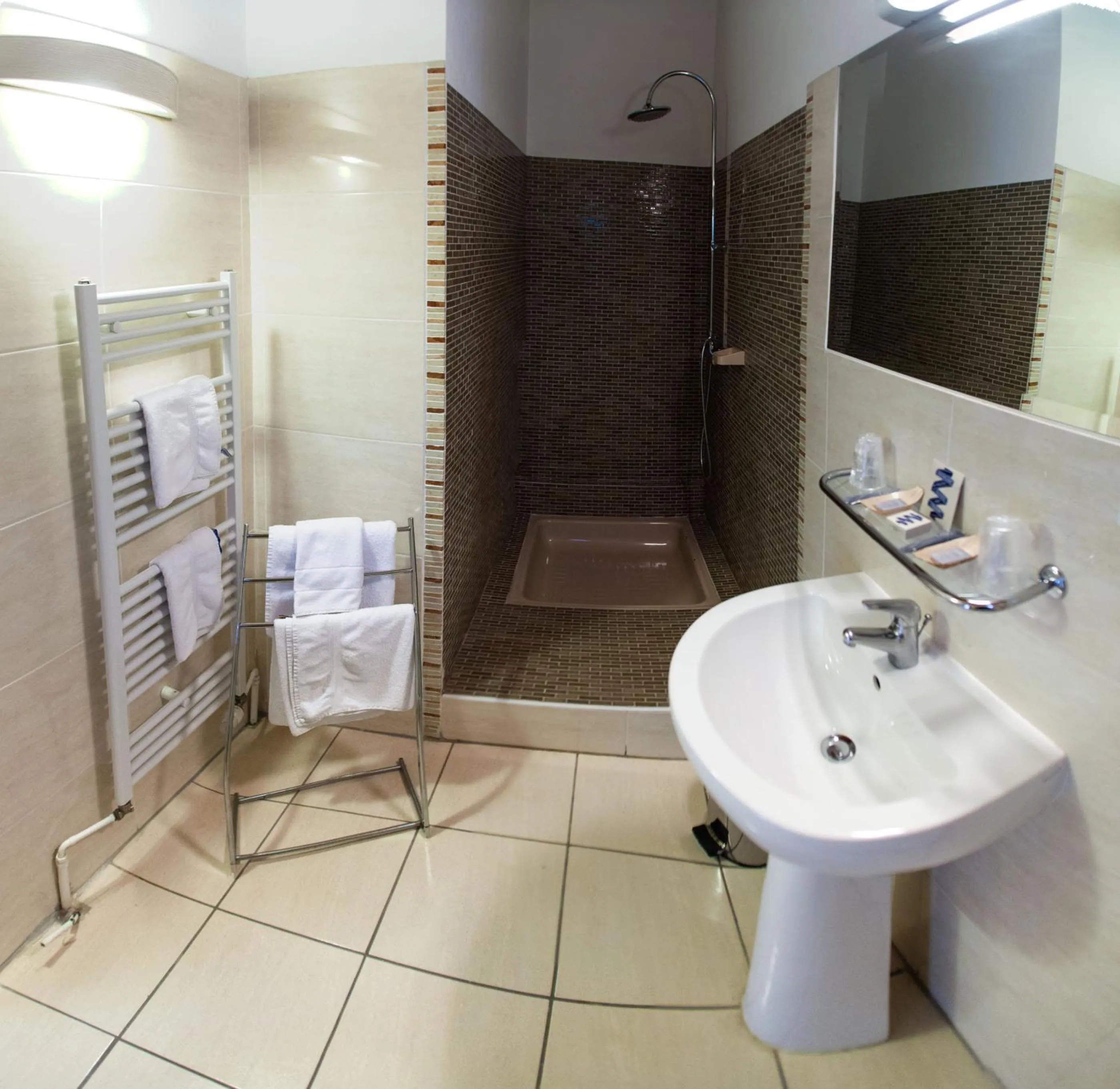 Shower in Hôtel La Flambée