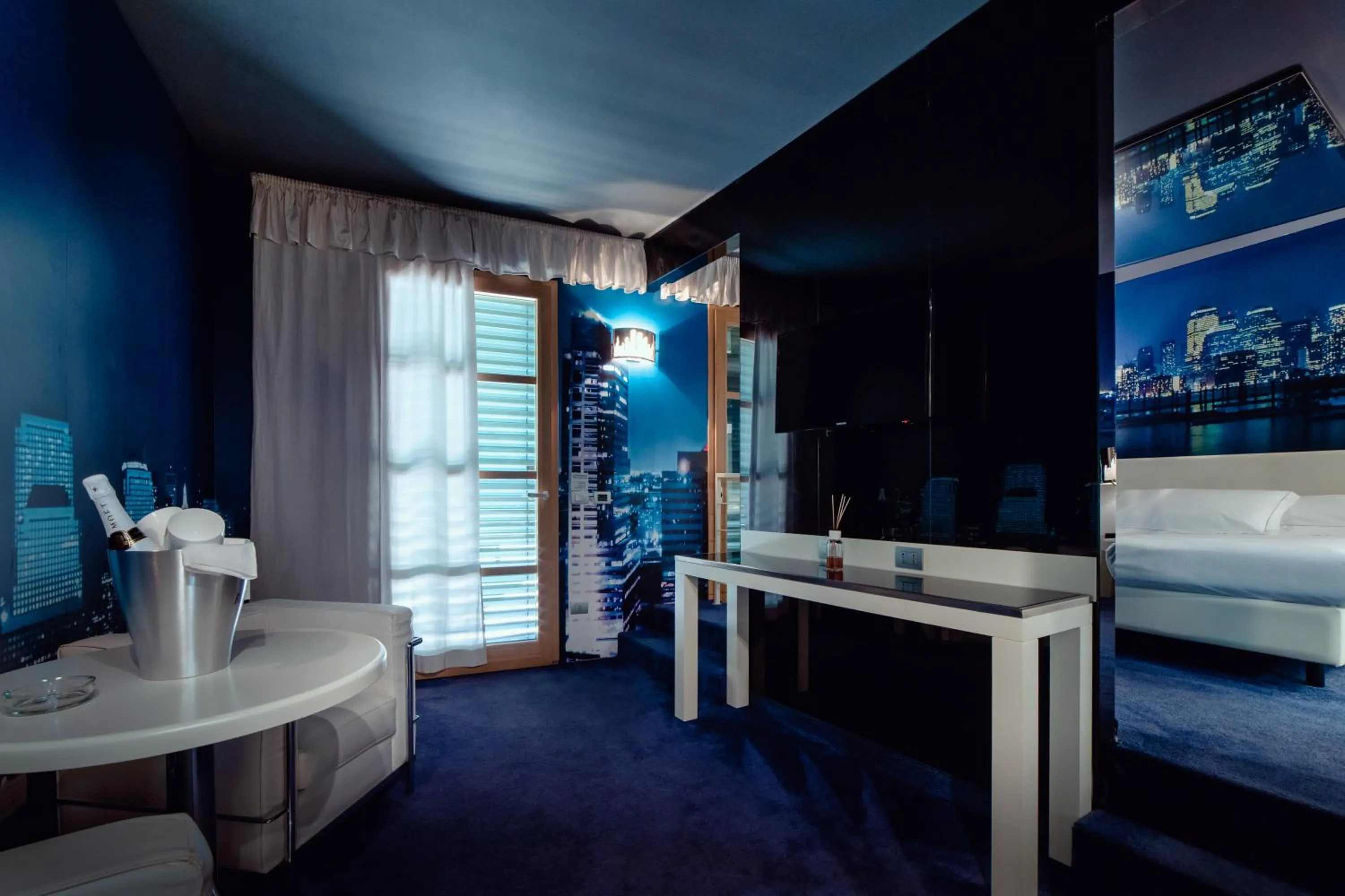 Living room, Bed in Motel Hotel Piranha