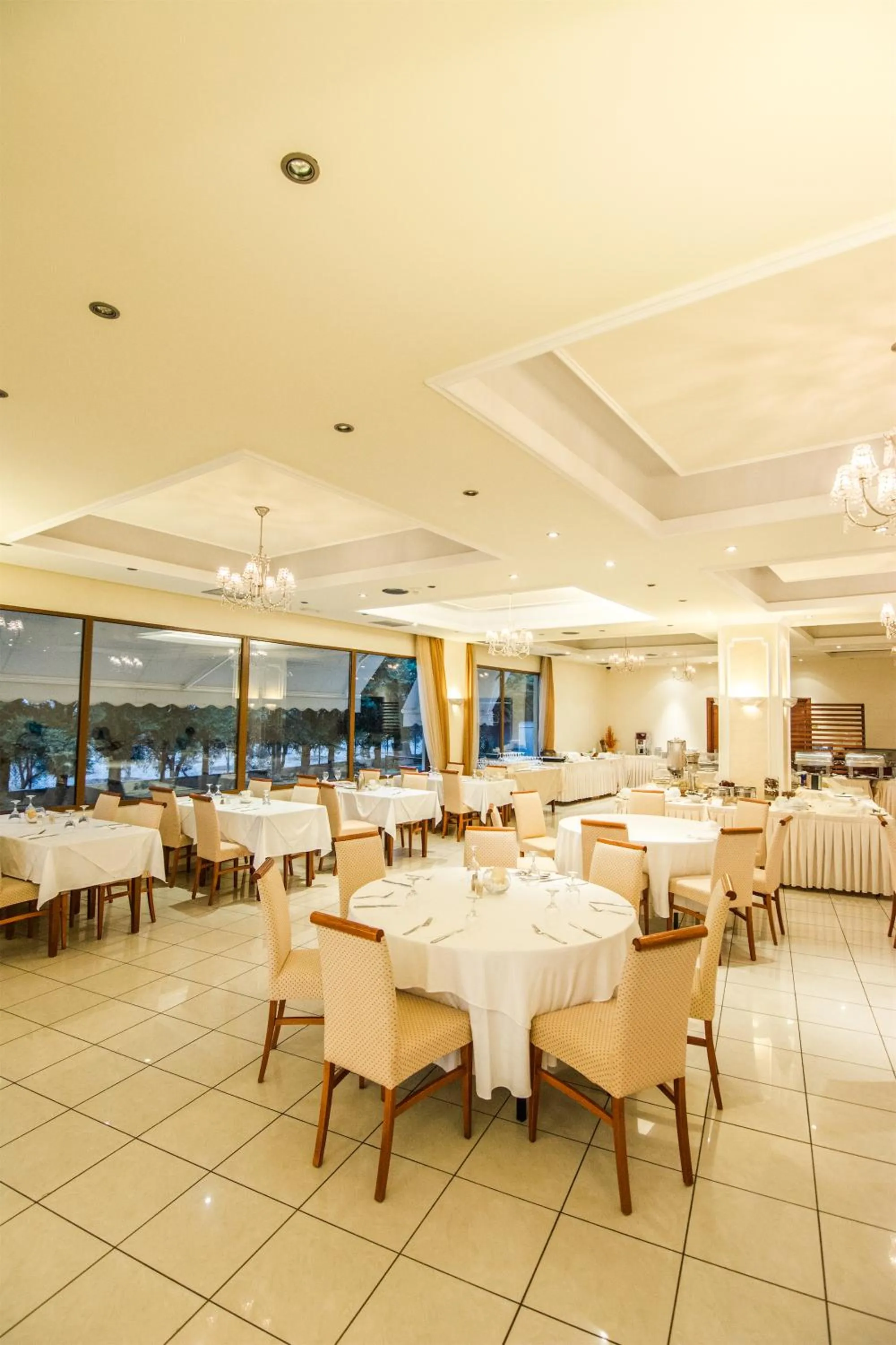 Restaurant/places to eat in Nefeli Hotel