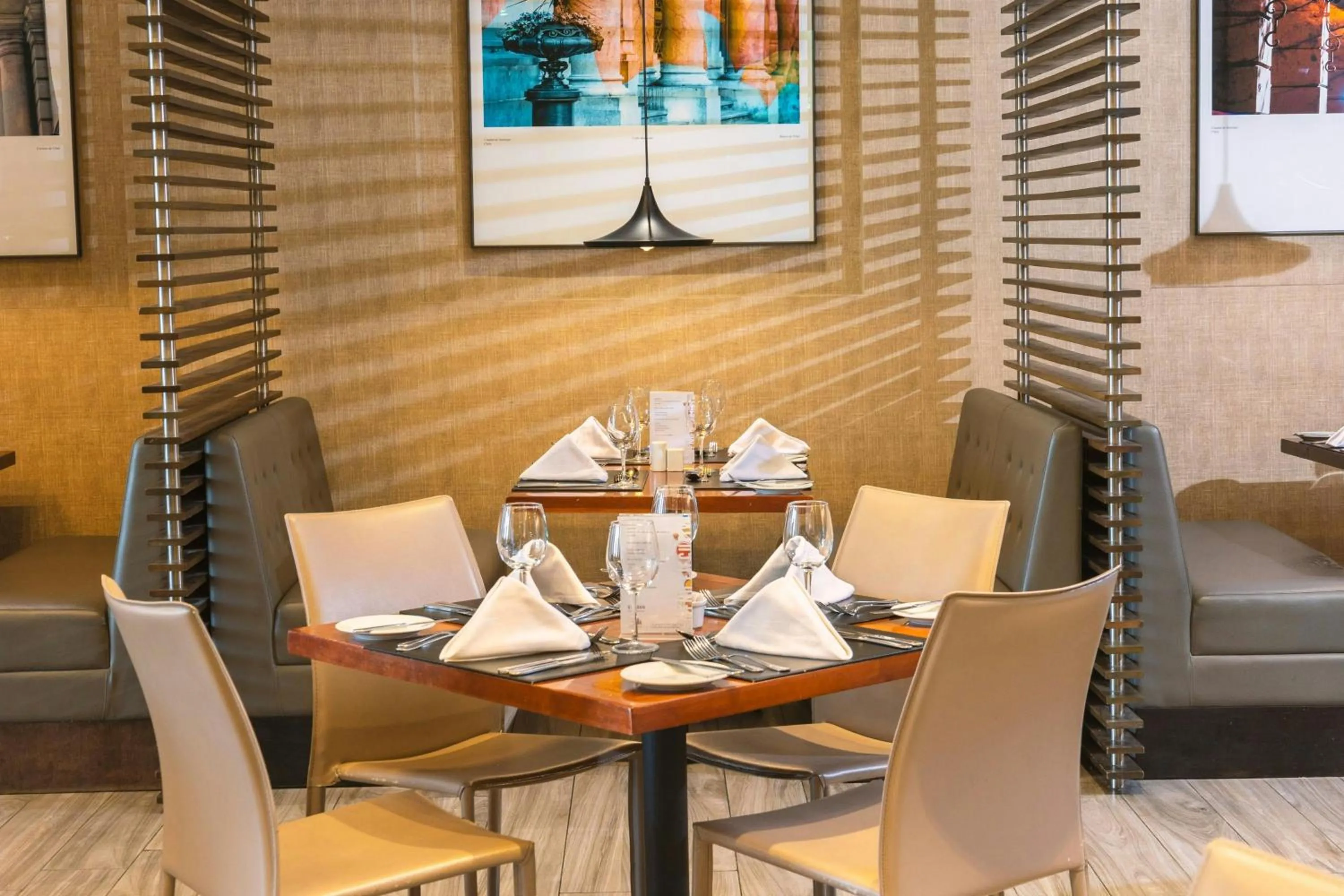 Restaurant/places to eat in Hotel Plaza Santiago