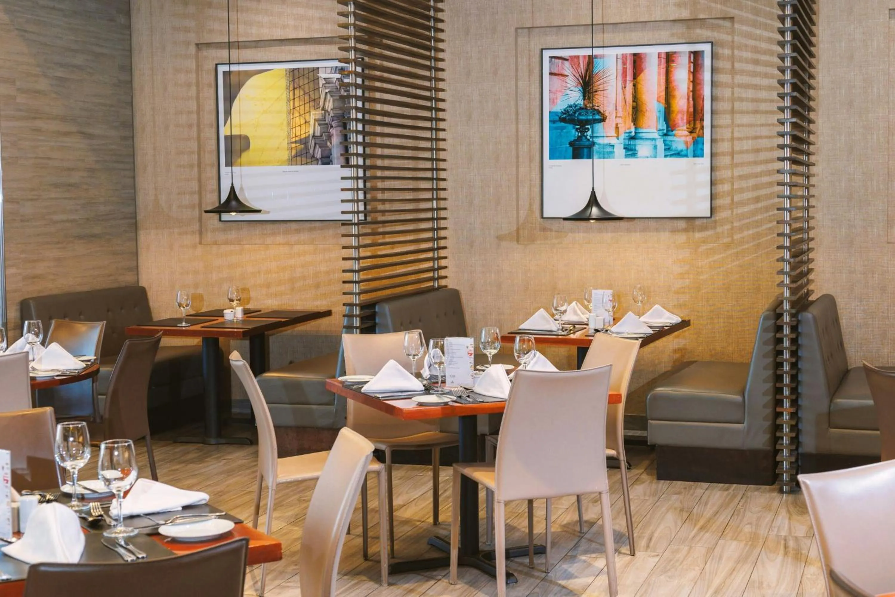 Restaurant/places to eat in Hotel Plaza Santiago